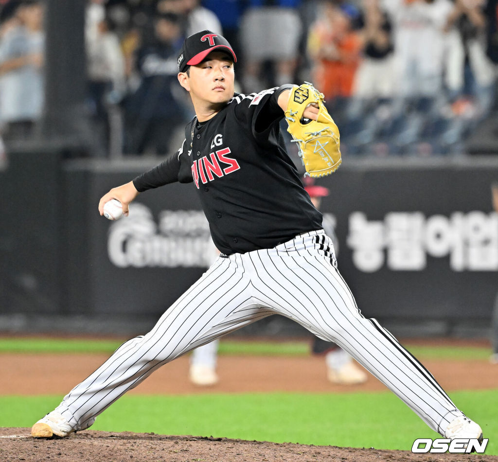 29일 오후 대전 한화생명볼파크에서 2025 신한 SOL Bank KBO리그 한화 이글스와 LG 트윈스의 경기가 열렸다.한화는 정우주, LG는 임찬규를 선발 투수로 내세웠다.8회말 마운드에 오른 LG 김진수가 힘차게 공을 뿌리고 있다. 2025.09.29 /rumi@osen.co.kr