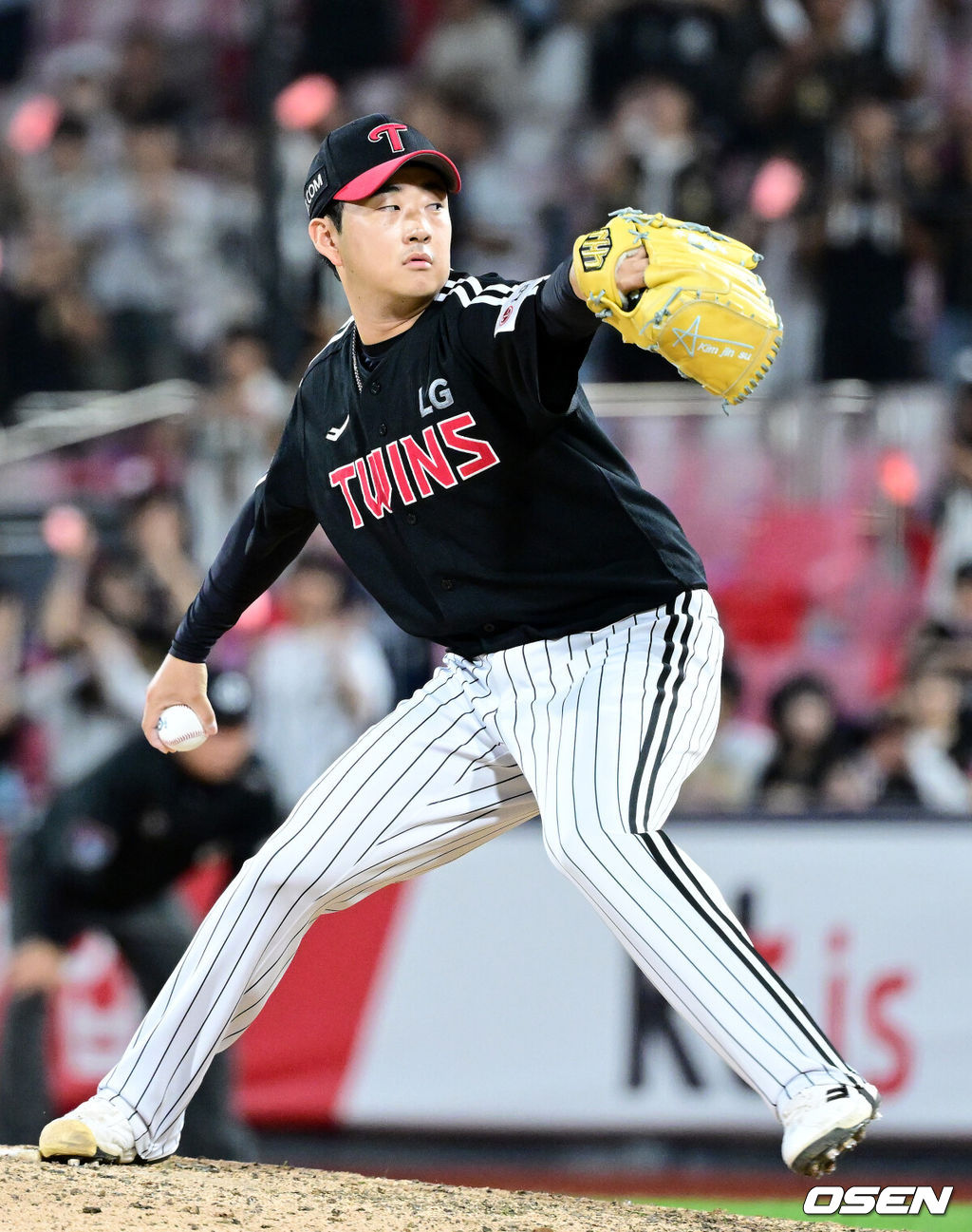 18일 수원 KT위즈파크에서 ‘2025 신한 SOL Bank KBO리그’ KT 위즈와 LG 트윈스의 더블헤더 2차전이 열렸다.홈팀 KT는 패트릭 머피, 방문팀 LG는 송승기를 선발로 내세웠다.9회말 마운드에 오른 LG 투수 김진수가 힘차게 공을 뿌리고 있다. 2025.09.18 / dreamer@osen.co.kr