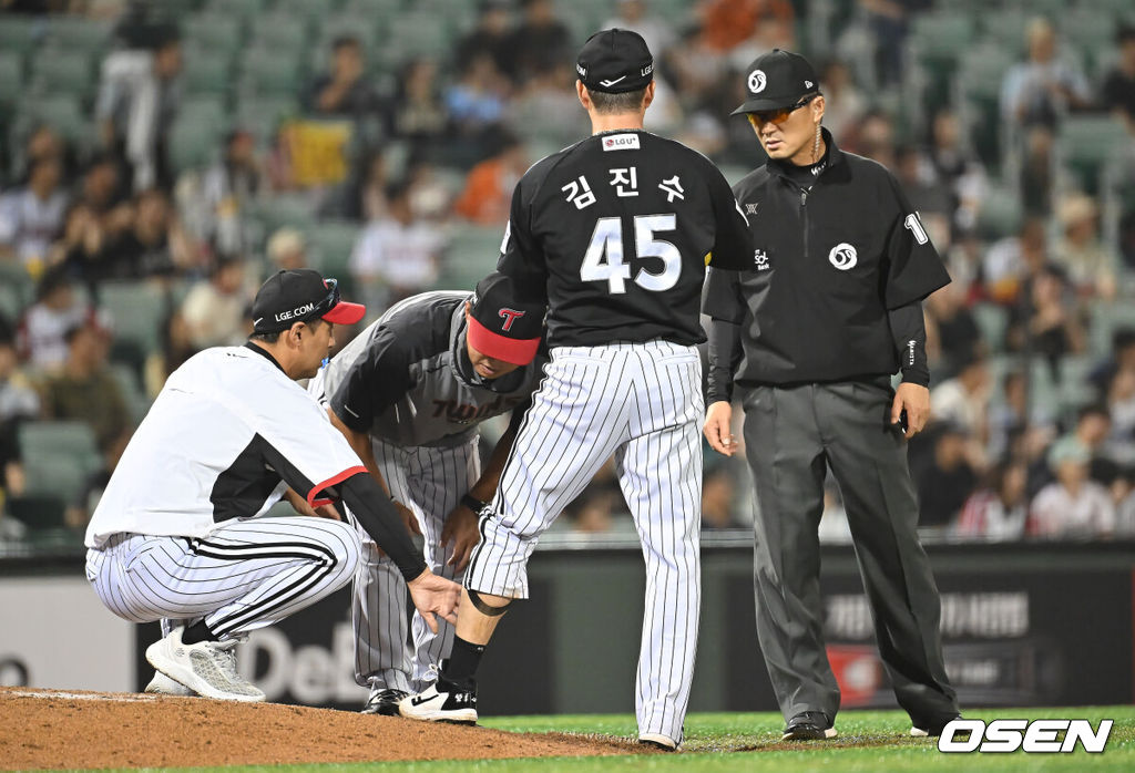 25일 울산 문수야구장에서 2025 신한 SOL 뱅크 KBO 리그 롯데 자이언츠와 LG 트윈스의 경기가 열렸다. 홈팀 롯데는 감보아가, 방문팀 LG는 손주영이 선발로 나섰다.LG 트윈스 김진수가 9회말 2사 1루 롯데 자이언츠 전준우의 타구에 맞고 부상 부위를 보고 있다. 2025.09.25 / foto0307@osen.co.kr