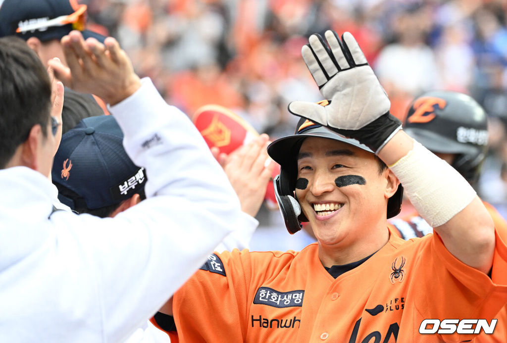 18일 오후 대전 한화생명볼파크에서 2025 신한 SOL Bank KBO리그 포스트시즌 플레이오프 1차전 한화 이글스와 삼성 라이온즈의 경기가 열렸다.한화는 폰세, 삼성은 가라비토를 선발 투수로 내세웠다.2회말 2사 만루에서 한화 문현빈의 우월 3타점 적시 2루타 때 홈을 밟은 손아섭이 환호하고 있다. 2025.10.18 /sunday@osen.co.kr