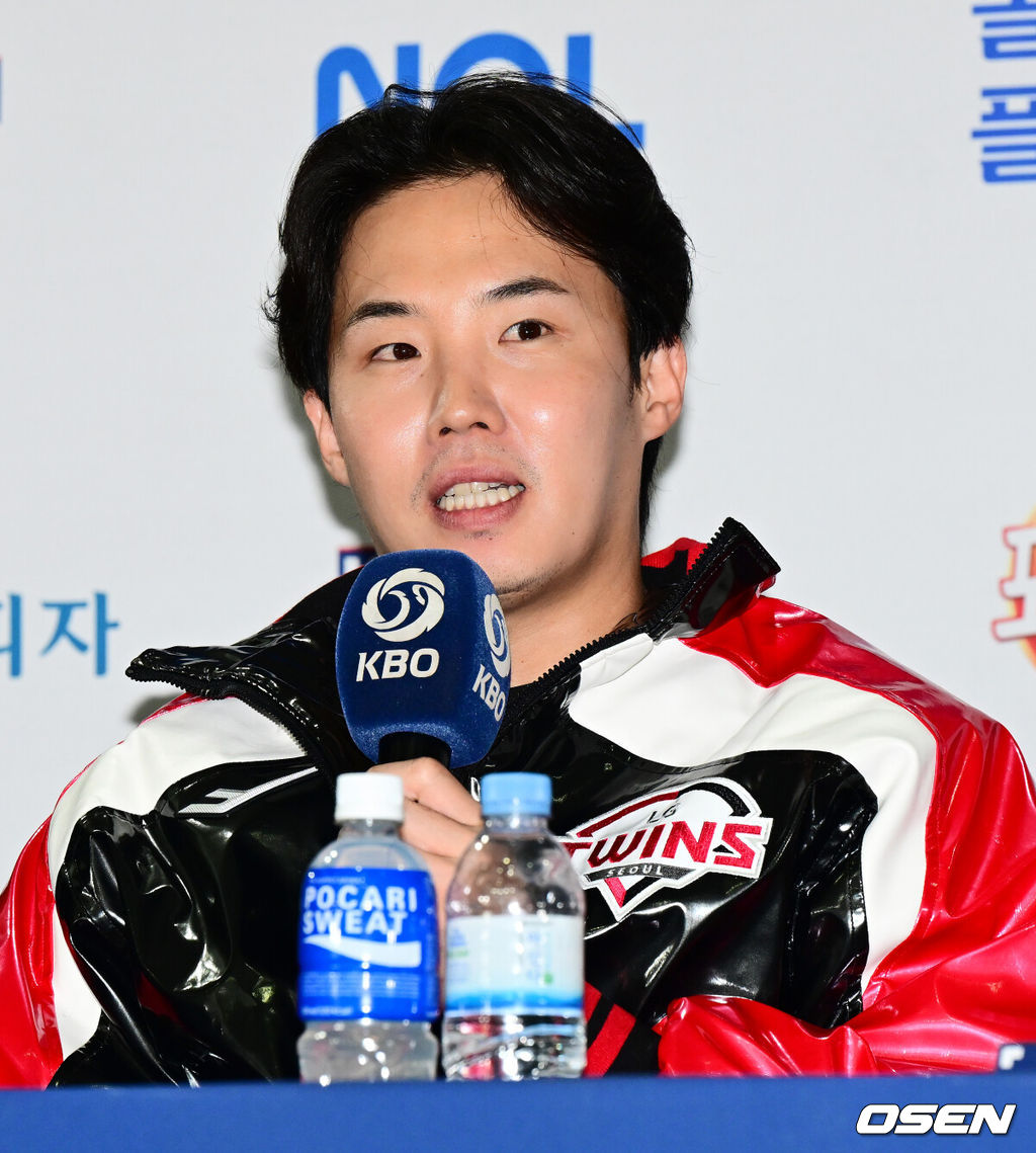 25일 오후 서울 잠실야구장에서 2025 신한 SOL뱅크 KBO 한국시리즈 미디어데이가 열렸다.2023시즌 통합우승 이후 2년 만에 통합우승을 노리는 LG는 염경엽 감독과 주장 박해민, 임찬규, 2006년 이후 19년 만에 한국시리즈 무대에 오른 한화에서는 김경문 감독과 주장 채은성, 정우주가 참석했다. LG 임찬규가 출사표를 말하고 있다. 2025.10.25 /jpnews@osen.co.kr