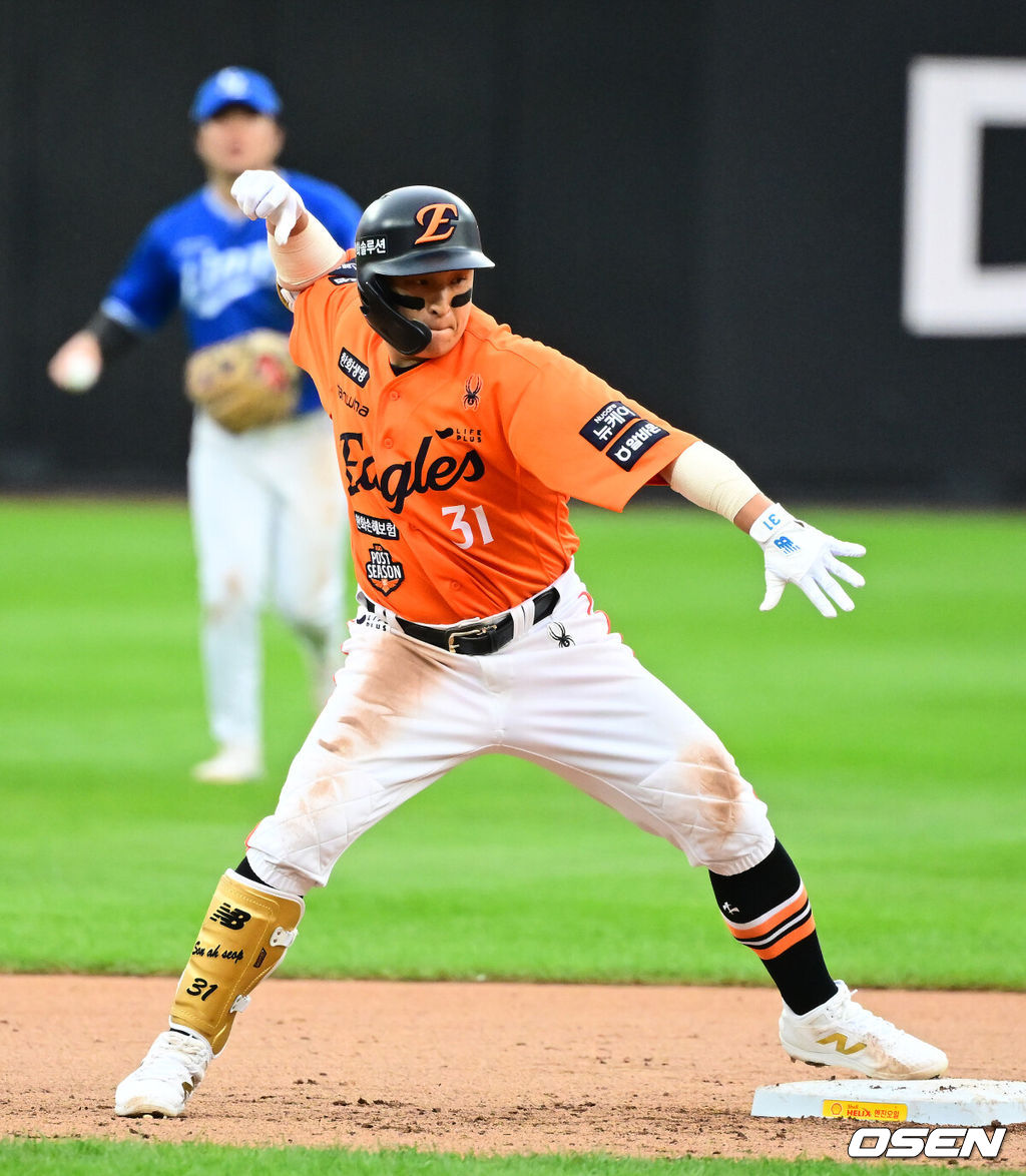 18일 오후 대전 한화생명볼파크에서 2025 신한 SOL Bank KBO리그 포스트시즌 플레이오프 1차전 한화 이글스와 삼성 라이온즈의 경기가 열렸다.한화는 폰세, 삼성은 가라비토를 선발 투수로 내세웠다.6회말 무사 2루에서 한화 손아섭이 동점 적시 2루타를 날리며 기뻐하고 있다. 2025.10.18 /jpnews@osen.co.kr