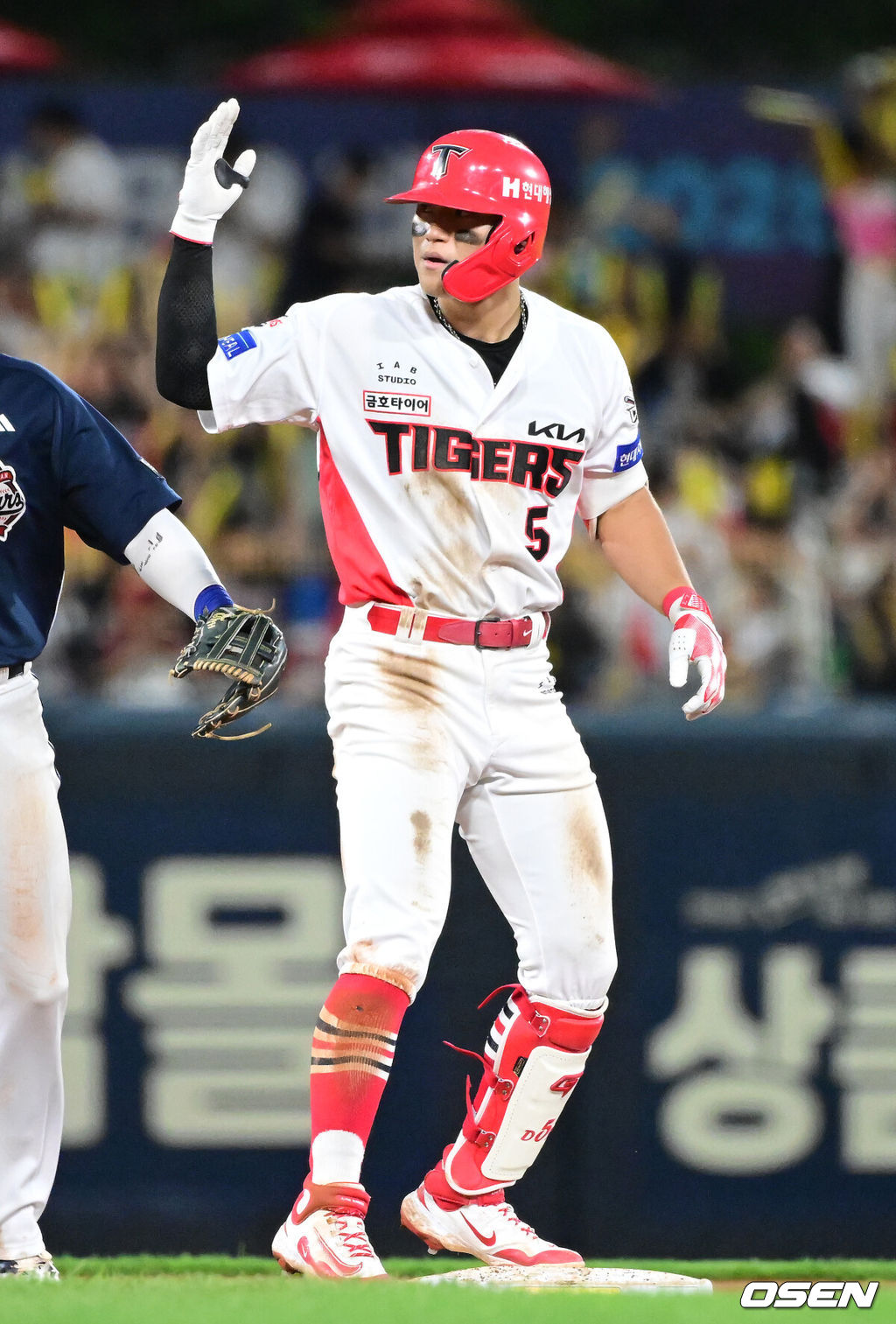 17일 오후 광주 북구 기아챔피언스필드에서 ‘2025 신한 SOL Bank KBO리그’ KIA 타이거즈와 두산 베어스의 더블헤더 2차전 경기가 열렸다.더블헤더 2차전 홈팀 KIA는 양현종, 원정팀 두산은 홍민규를 선발로 내세웠다.8회말 KIA 선두타자 김도영이 안타를 날린 뒤 두산 중견수 조수행의 포구실책을 틈타 2루까지 진루, 세리머니를 하고 있다. 2025.05.17 / ksl0919@osen.co.kr