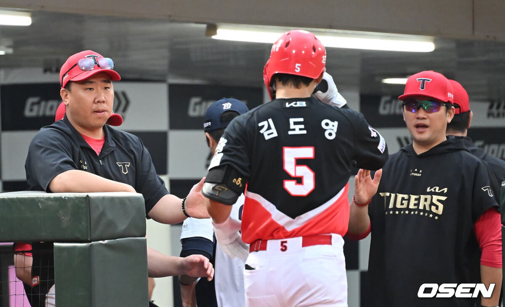 6일 부산 사직야구장에서 2025 신한 SOL 뱅크 KBO 리그 롯데 자이언츠와 KIA 타이거즈의 경기가 열렸다. 홈팀 롯데는 데이비슨이, 방문팀 KIA는 올러가 선발 출전했다.KIA 타이거즈 이범호 감독이 1회초 1사 3루 유격수 앞 1타점 땅볼을 친 김도영과 하이파이브를 하고 있다. 2025.08.06 / foto0307@osen.co.kr
