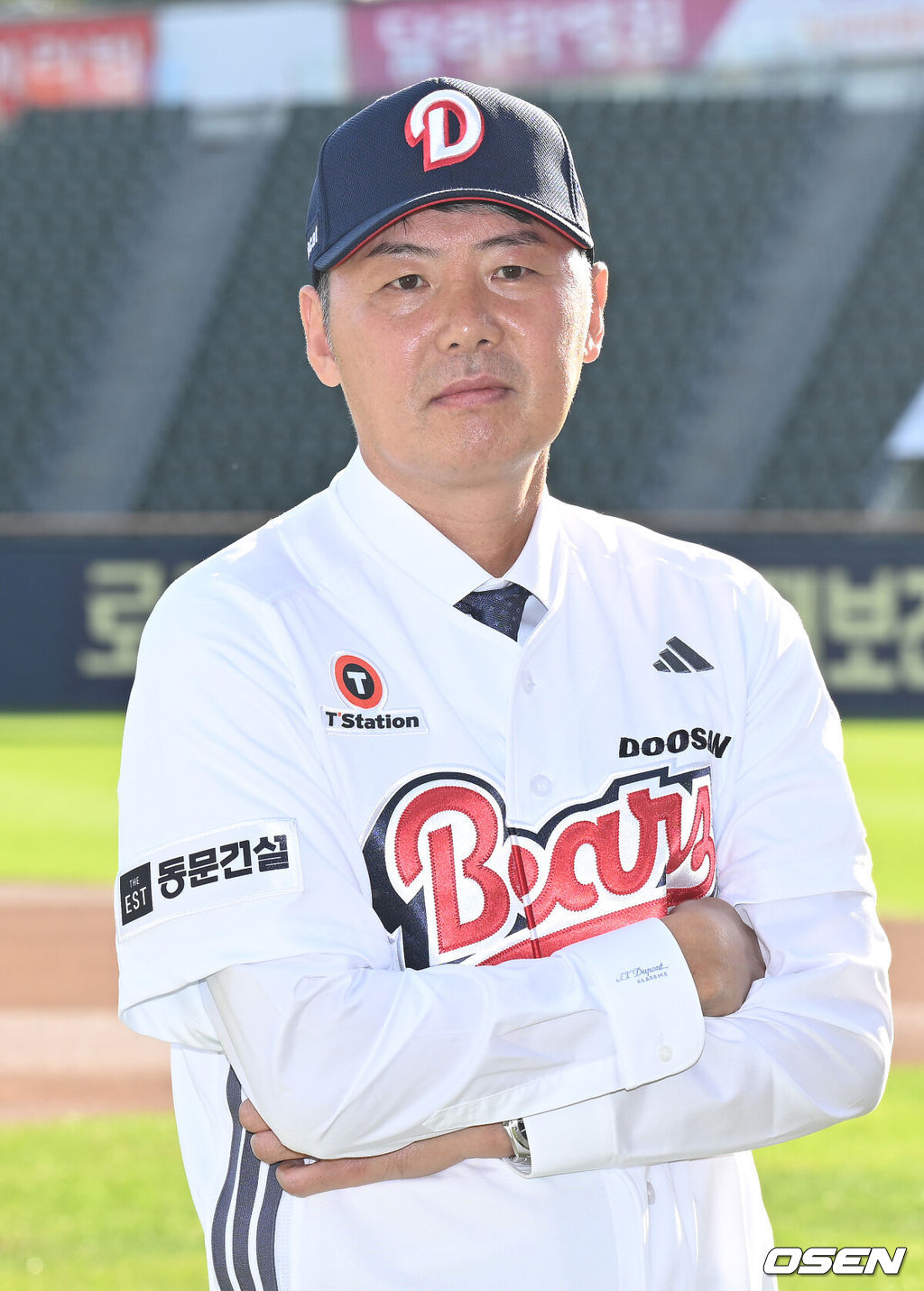 23일 오후 서울 잠실야구장에서 두산 베어스 김원형 감독 취임식이 열렸다.계약 규모는 2+1년 최대 20억 원(계약금 5억, 연봉 각 5억 원)이다.김 감독은 23일 취임식을 거쳐 29일부터 진행되는 일본 미야자키 마무리캠프로 향해 2025시즌을 복기하고 2026시즌 팀을 한 단계 업그레이드 시킬 수 있는 옥석가리기에 나설 예정이다.두산 김원형 감독이 기념촬영을 하고 있다. 2025.10.23 /sunday@osen.co.kr