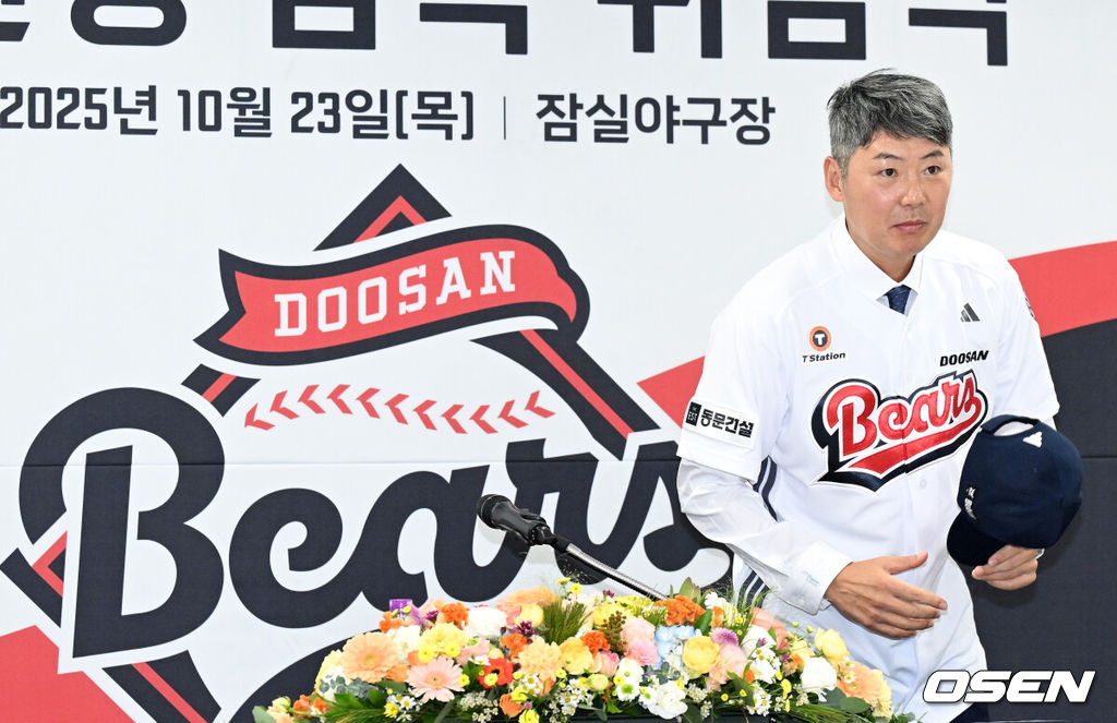 23일 오후 서울 잠실야구장에서 두산 베어스 김원형 감독 취임식이 열렸다.계약 규모는 2+1년 최대 20억 원(계약금 5억, 연봉 각 5억 원)이다.김 감독은 23일 취임식을 거쳐 29일부터 진행되는 일본 미야자키 마무리캠프로 향해 2025시즌을 복기하고 2026시즌 팀을 한 단계 업그레이드 시킬 수 있는 옥석가리기에 나설 예정이다.두산 김원형 감독이 인사를 하고 있다. 2025.10.23 /sunday@osen.co.kr