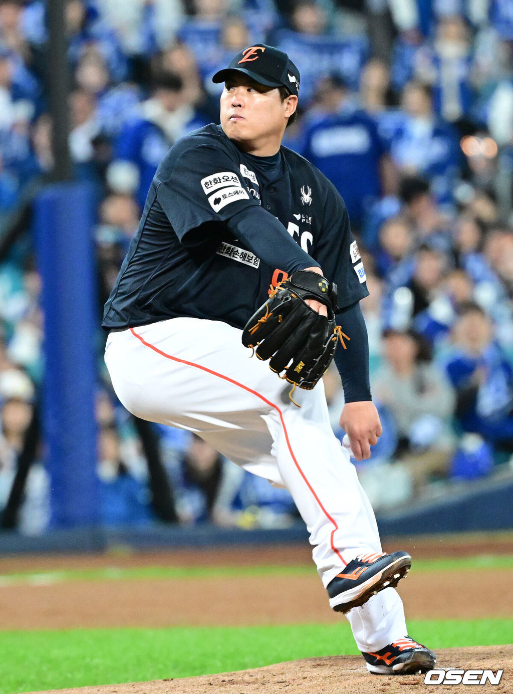 21일 대구 삼성라이온즈파크에서 ‘2025 신한 SOL Bank KBO리그’ 포스트시즌 플레이오프 3차전 삼성 라이온즈와 한화 이글스의 경기가 열렸다.홈팀 삼성은 아리엘 후라도, 방문팀 한화는 류현진을 선발로 내세웠다.1회말 한화 선발 류현진이 힘차게 공을 뿌리고 있다. 2025.10.21 / dreamer@osen.co.kr