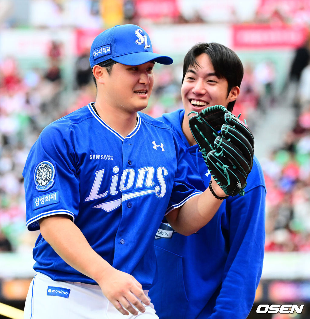 9일 인천 SSG랜더스필드에서 2025 신한 SOL뱅크 KBO리그 준플레이오프(5전 3선승제) 1차전 SSG 랜더스와 삼성 라이온즈의 경기가 열렸다.SSG은 화이트, 삼성은 최원태를 선발 투수로 내세웠다.6회말 수비를 마친 삼성 최원태가 원태인과 기뻐하고 있다. 2025.10.09 /jpnews@osen.co.kr