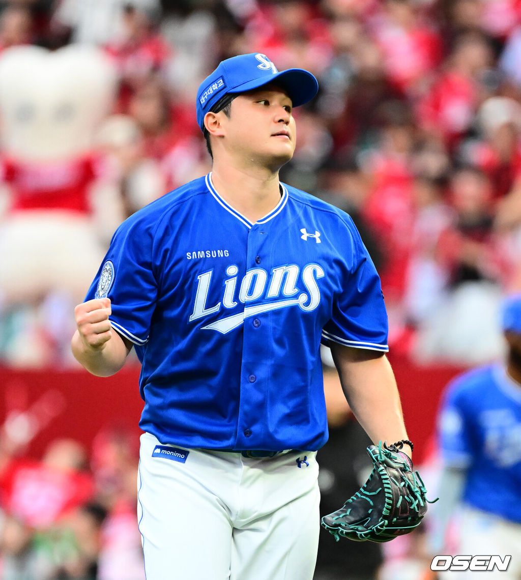 9일 인천 SSG랜더스필드에서 2025 신한 SOL뱅크 KBO리그 준플레이오프(5전 3선승제) 1차전 SSG 랜더스와 삼성 라이온즈의 경기가 열렸다.SSG은 화이트, 삼성은 최원태를 선발 투수로 내세웠다.6회말 수비를 마친 삼성 최원태가 주먹을 불끈 쥐고 있다. 2025.10.09 /jpnews@osen.co.kr