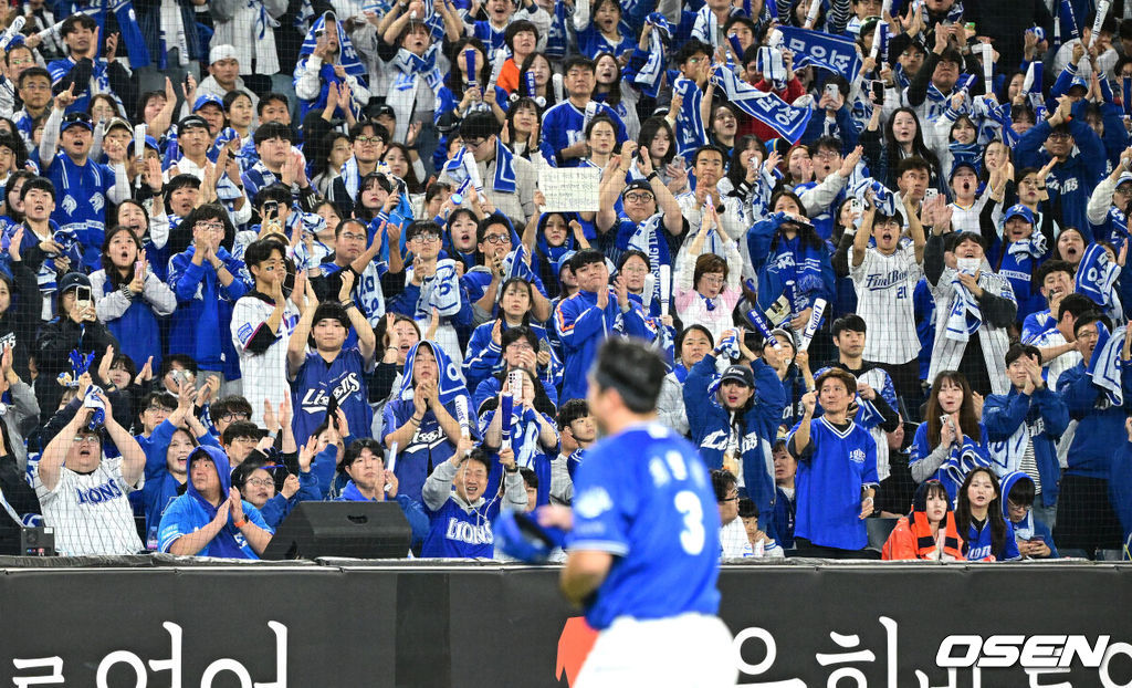 24일 오후 대전 한화생명볼파크에서 2025 신한 SOL Bank KBO리그 포스트시즌 플레이오프 5차전 한화 이글스와 삼성 라이온즈의 경기가 열렸다.한화는 코디 폰세, 삼성은 최원태를 선발 투수로 내세웠다.4회말 1사에서 삼성 최원태가 마운드를 내려가며 팬들에게 박수를 받고 있다. 2025.10.24 /sunday@osen.co.kr