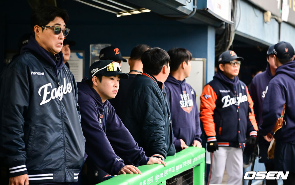 26일 오후 서울 잠실야구장에서 2025 신한 SOL Bank KBO리그 포스트시즌 한국시리즈 1차전 LG 트윈스와 한화 이글스의 경기가 열렸다.LG는 앤더스 톨허스트, 한화는 문동주를 선발 투수로 내세웠다.경기에 앞서 한화 채은성과 문현빈이 비 내리는 구장을 바라보고 있다. 2025.10.26 / soul1014@osen.co.kr