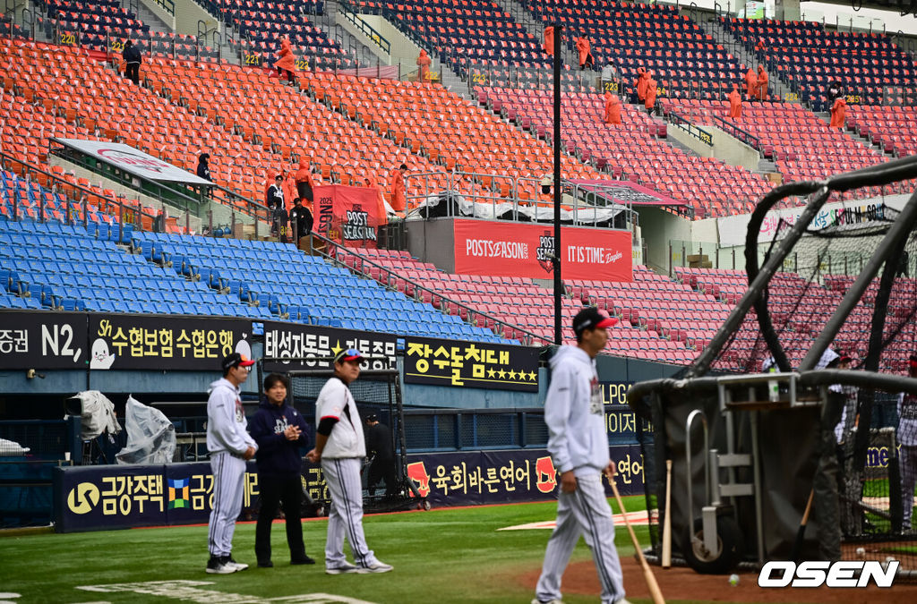 26일 오후 서울 잠실야구장에서 2025 신한 SOL Bank KBO리그 포스트시즌 한국시리즈 1차전 LG 트윈스와 한화 이글스의 경기가 열렸다.LG는 앤더스 톨허스트, 한화는 문동주를 선발 투수로 내세웠다.경기에 앞서 한화 원정 관계자들이 우비를 입은채 응원 준비를 하고 있다. 2025.10.26 / soul1014@osen.co.kr