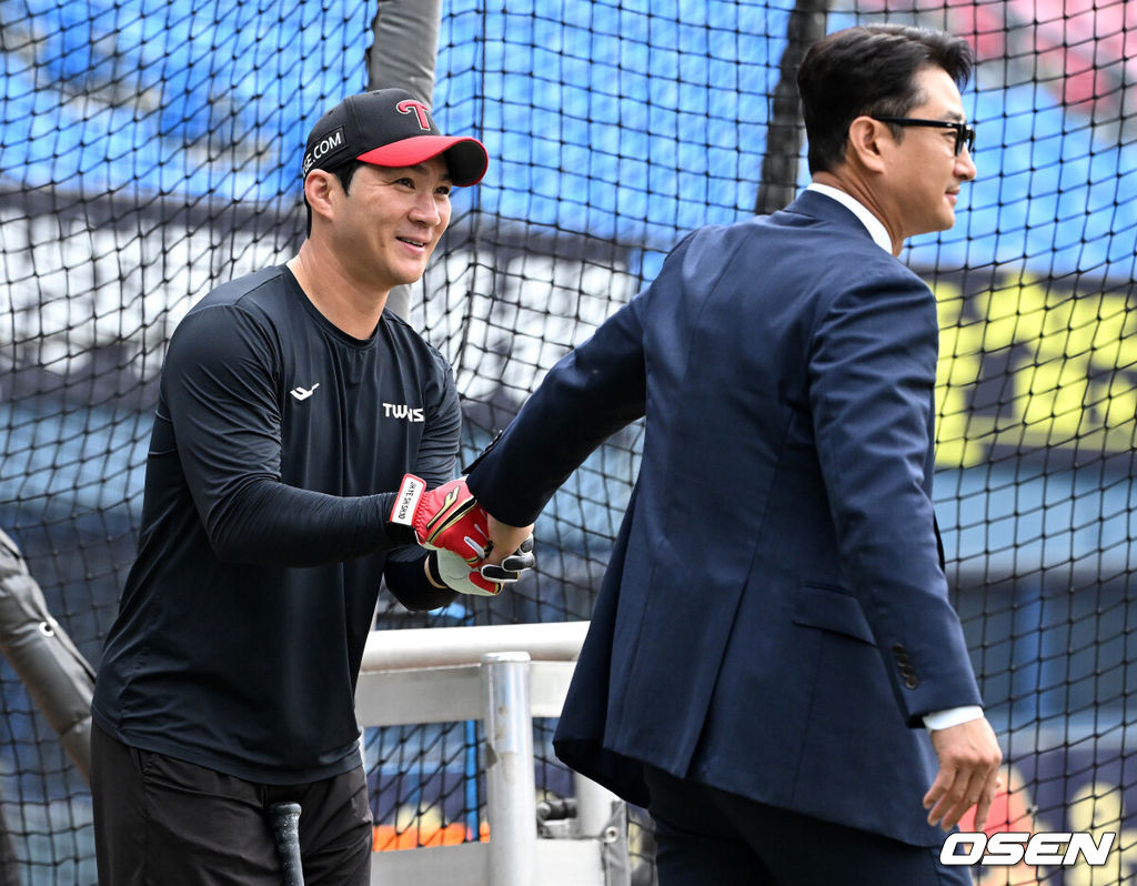 26일 오후 서울 잠실야구장에서 2025 신한 SOL Bank KBO리그 포스트시즌 한국시리즈 1차전 LG 트윈스와 한화 이글스의 경기가 열렸다.LG는 앤더스 톨허스트, 한화는 문동주를 선발 투수로 내세웠다.경기에 앞서 박용택 해설위원이 LG 오지환과 인사를 나누고 있다. 2025.10.26 /sunday@osen.co.kr
