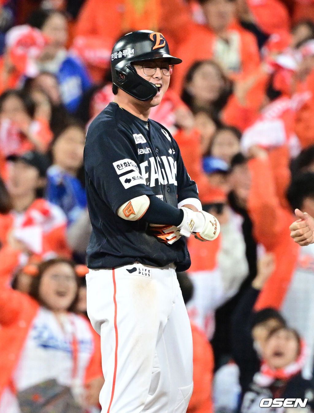 21일 대구 삼성라이온즈파크에서 2025 신한 SOL Bank KBO리그 포스트시즌 플레이오프 3차전 삼성 라이온즈와 한화 이글스의 경기가 열렸다.홈팀 삼성은 후라도, 방문팀 한화는 류현진을 선발로 내세웠다.4회초 2사 2루에서 한화 이도윤이 적시타를 날린 뒤 기뻐하고 있다. 2025.10.21 /cej@osen.co.kr