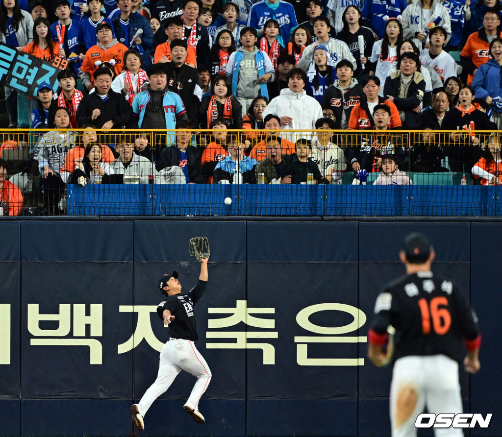 21일 대구 삼성라이온즈파크에서 2025 신한 SOL Bank KBO리그 포스트시즌 플레이오프 3차전 삼성 라이온즈와 한화 이글스의 경기가 열렸다.홈팀 삼성은 후라도, 방문팀 한화는 류현진을 선발로 내세웠다.4회말 한화 우익수 최인호가 삼성 선두타자 김성윤의 타구를 처리하고 있다. 2025.10.21 /cej@osen.co.kr