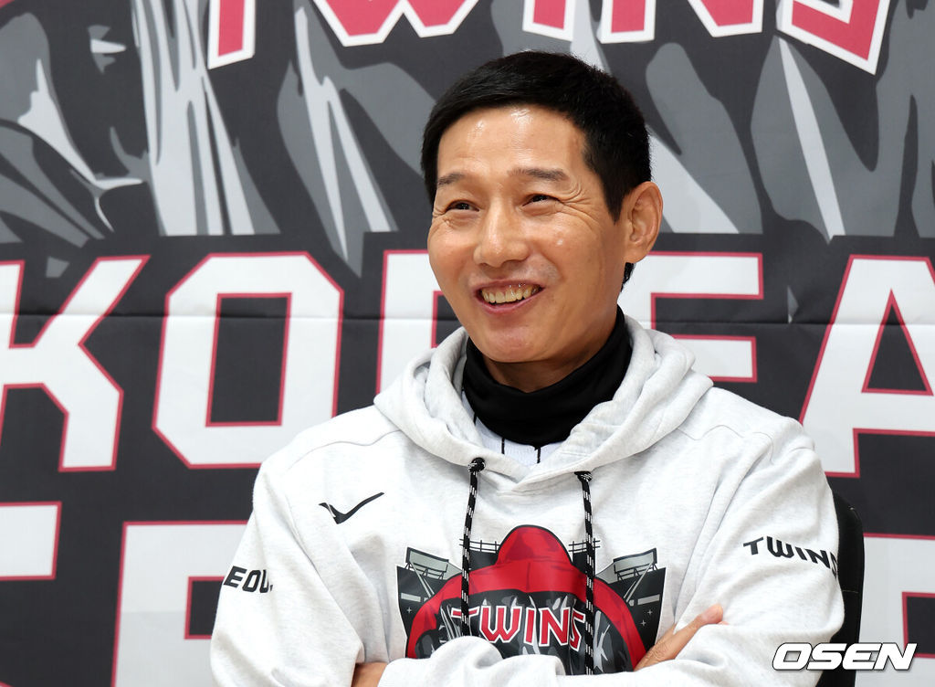 26일 오후 서울 잠실야구장에서 2025 신한 SOL Bank KBO리그 포스트시즌 한국시리즈 1차전 LG 트윈스와 한화 이글스의 경기가 열렸다.LG는 앤더스 톨허스트, 한화는 문동주를 선발 투수로 내세웠다.경기에 앞서 LG 염경엽 감독이 인터뷰를 하고 있다. 2025.10.26 /sunday@osen.co.kr