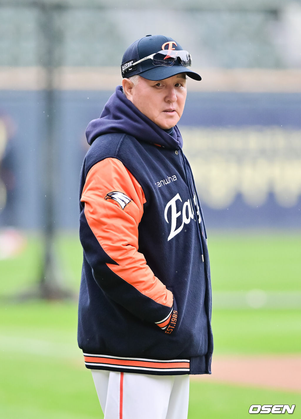 26일 오후 서울 잠실야구장에서 2025 신한 SOL Bank KBO리그 포스트시즌 한국시리즈 1차전 LG 트윈스와 한화 이글스의 경기가 열렸다.LG는 앤더스 톨허스트, 한화는 문동주를 선발 투수로 내세웠다.경기에 앞서 한화 김경문 감독이 선수들의 훈련을 지켜보고 있다.   2025.10.26 / soul1014@osen.co.kr