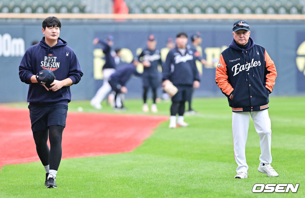 26일 오후 서울 잠실야구장에서 2025 신한 SOL Bank KBO리그 포스트시즌 한국시리즈 1차전 LG 트윈스와 한화 이글스의 경기가 열렸다.LG는 앤더스 톨허스트, 한화는 문동주를 선발 투수로 내세웠다.경기에 앞서 한화 김서현이 훈련 마치고 김경문 감독에게 인사를 하고 있다. 2025.10.26 / soul1014@osen.co.kr