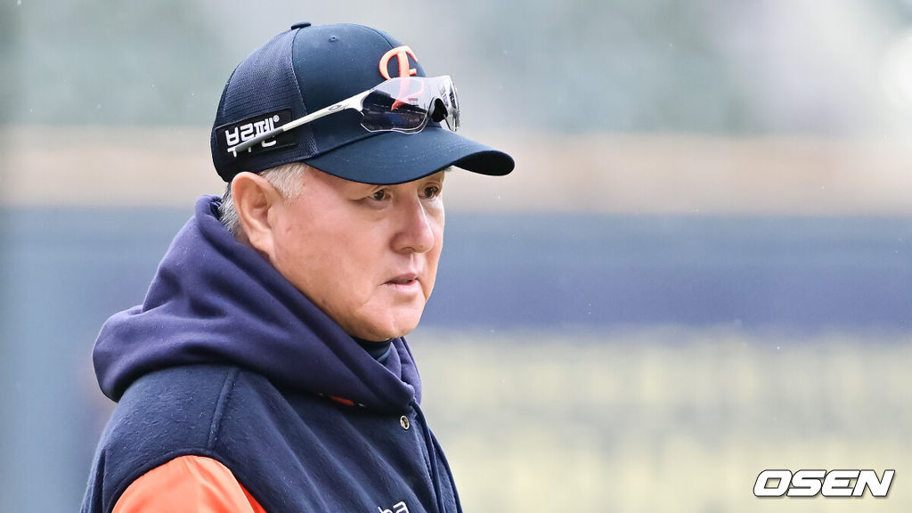 26일 오후 서울 잠실야구장에서 2025 신한 SOL Bank KBO리그 포스트시즌 한국시리즈 1차전 LG 트윈스와 한화 이글스의 경기가 열렸다.LG는 앤더스 톨허스트, 한화는 문동주를 선발 투수로 내세웠다.경기에 앞서 한화 김경문 감독이 선수들의 훈련을 지켜보고 있다.   2025.10.26 / soul1014@osen.co.kr