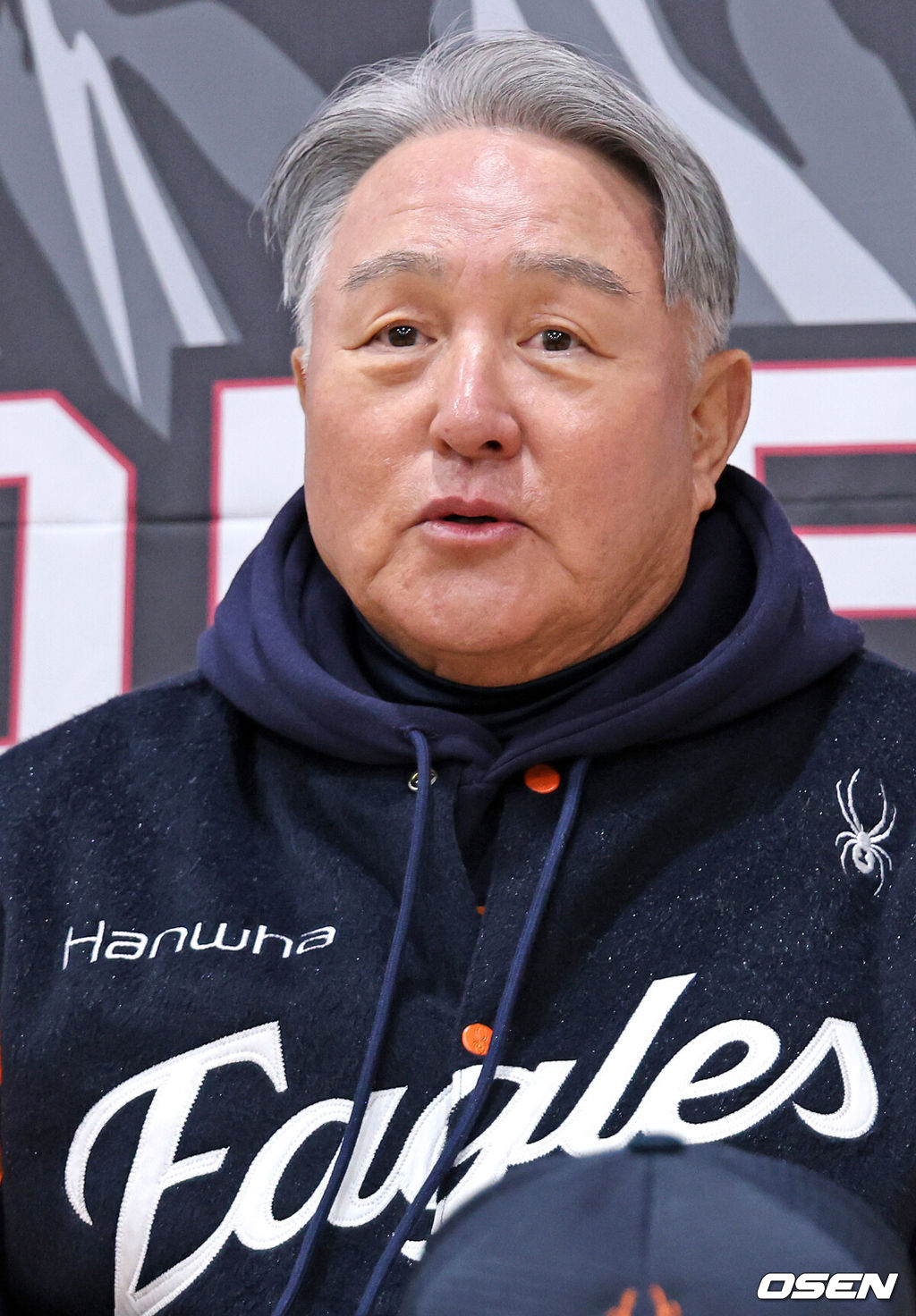 26일 오후 서울 잠실야구장에서 2025 신한 SOL Bank KBO리그 포스트시즌 한국시리즈 1차전 LG 트윈스와 한화 이글스의 경기가 열렸다.LG는 앤더스 톨허스트, 한화는 문동주를 선발 투수로 내세웠다.경기에 앞서 한화 김경문 감독이 인터뷰를 하고 있다. 2025.10.26 /sunday@osen.co.kr