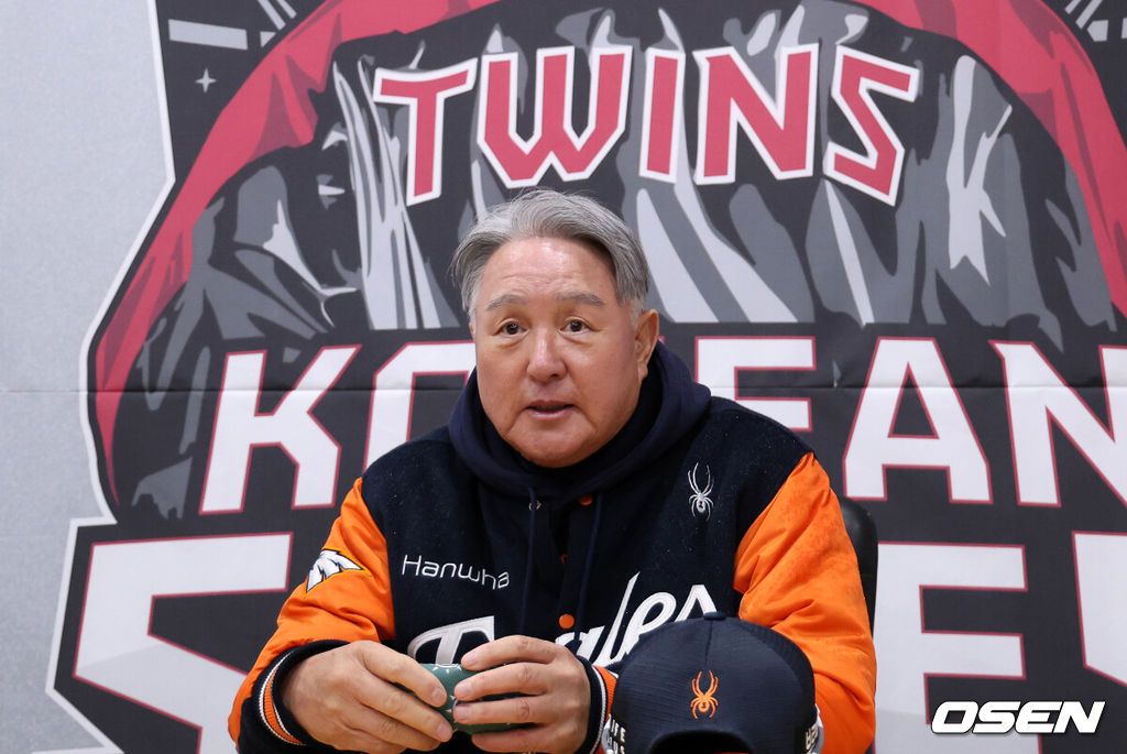 26일 오후 서울 잠실야구장에서 2025 신한 SOL Bank KBO리그 포스트시즌 한국시리즈 1차전 LG 트윈스와 한화 이글스의 경기가 열렸다.LG는 앤더스 톨허스트, 한화는 문동주를 선발 투수로 내세웠다.경기에 앞서 한화 김경문 감독이 인터뷰를 하고 있다. 2025.10.26 /sunday@osen.co.kr