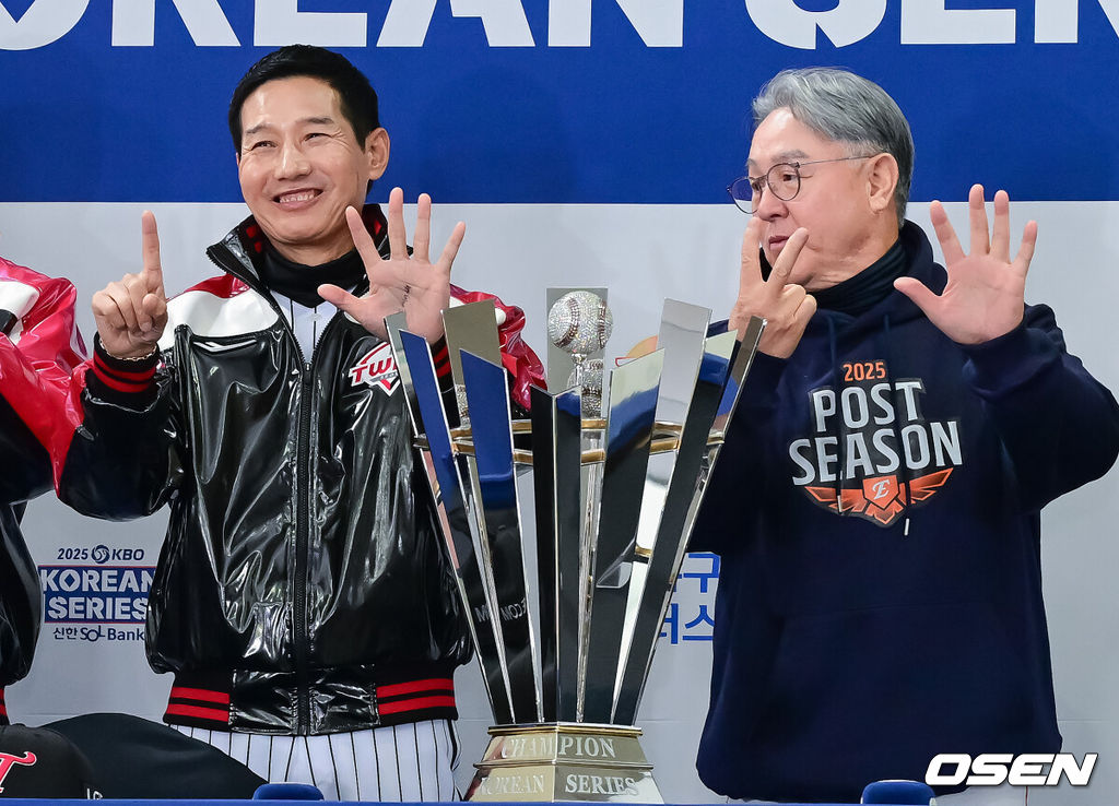 25일 오후 서울 잠실야구장에서 2025 신한 SOL뱅크 KBO 한국시리즈 미디어데이가 열렸다.2023시즌 통합우승 이후 2년 만에 통합우승을 노리는 LG는 염경엽 감독과 주장 박해민, 임찬규, 2006년 이후 19년 만에 한국시리즈 무대에 오른 한화에서는 김경문 감독과 주장 채은성, 정우주가 참석했다. LG 염경엽 감독, 한화 김경문 감독이 한국시리즈가 몇 차전까지 갈지 손가락으로 표시하고 있다. 2025.10.25 /jpnews@osen.co.kr