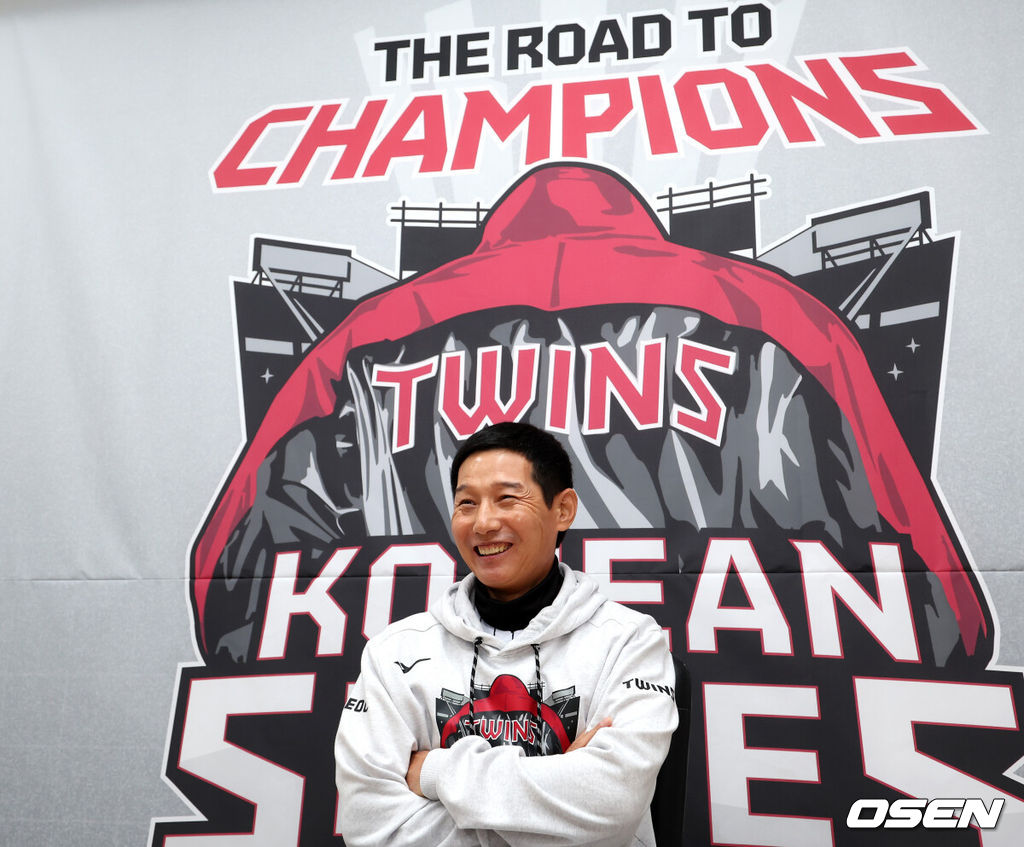 26일 오후 서울 잠실야구장에서 2025 신한 SOL Bank KBO리그 포스트시즌 한국시리즈 1차전 LG 트윈스와 한화 이글스의 경기가 열렸다.LG는 앤더스 톨허스트, 한화는 문동주를 선발 투수로 내세웠다.경기에 앞서 LG 염경엽 감독이 인터뷰를 하고 있다. 2025.10.26 /sunday@osen.co.kr