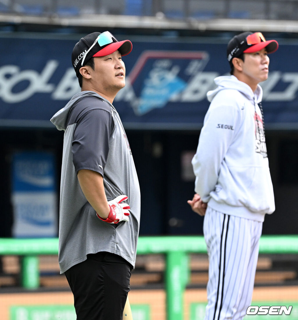 26일 오후 서울 잠실야구장에서 2025 신한 SOL Bank KBO리그 포스트시즌 한국시리즈 1차전 LG 트윈스와 한화 이글스의 경기가 열렸다.LG는 앤더스 톨허스트, 한화는 문동주를 선발 투수로 내세웠다.경기에 앞서 LG 문보경이 동료들 훈련을 바라보고 있다. 2025.10.26 /sunday@osen.co.kr