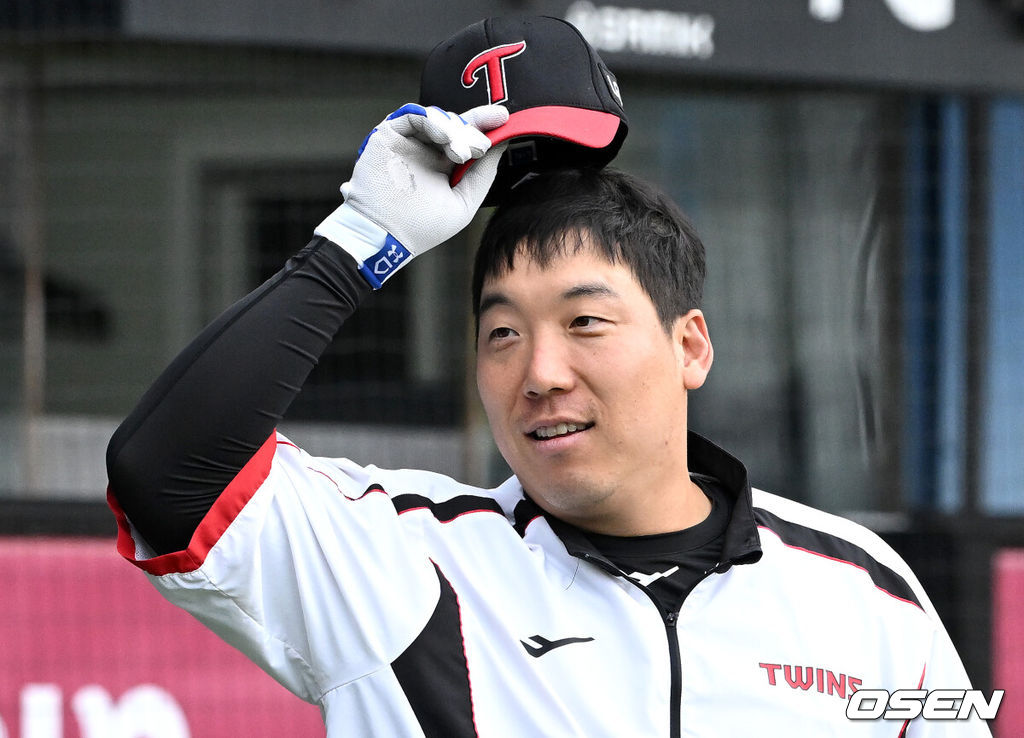 26일 오후 서울 잠실야구장에서 2025 신한 SOL Bank KBO리그 포스트시즌 한국시리즈 1차전 LG 트윈스와 한화 이글스의 경기가 열렸다.LG는 앤더스 톨허스트, 한화는 문동주를 선발 투수로 내세웠다.경기에 앞서 LG 김현수가 훈련을 준비하고 있다. 2025.10.26 /sunday@osen.co.kr