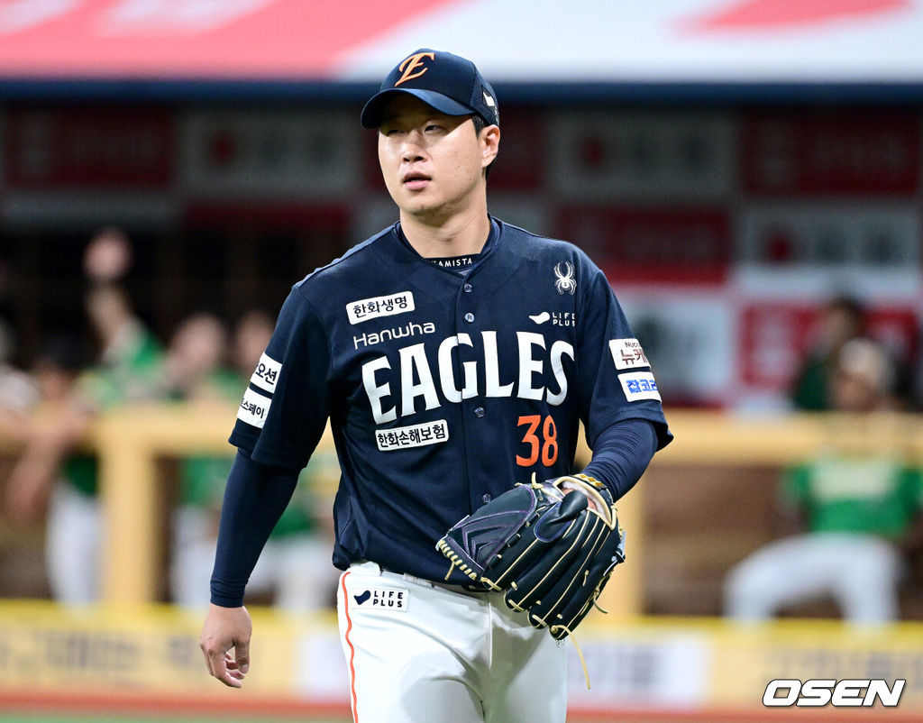 6일 서울 고척스카이돔에서 ‘2025 신한 SOL Bank KBO리그’ 키움 히어로즈와 한화 이글스의 경기가 열렸다.홈팀 키움은 박주성, 방문팀 한화는 라이언 와이스를 선발로 내세웠다.8회말 2사 1, 3루 상황 마운드에 오른 한화 김종수가 실점없이 이닝을 마친 뒤 더그아웃으로 향하고 있다. 2025.07.06 / dreamer@osen.co.kr