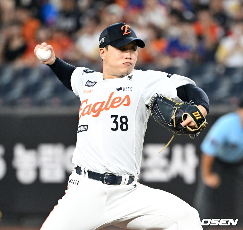 20일 오후 대전 한화생명볼파크에서 2025 신한 SOL Bank KBO리그 한화 이글스와 두산 베어스의 경기가 열렸다.한화는 조동욱, 두산은 곽빈을 선발로 내세웠다.3회초 1사 2,3루에서 한화 김종수가 역투하고 있다. 2025.08.20 /sunday@osen.co.kr