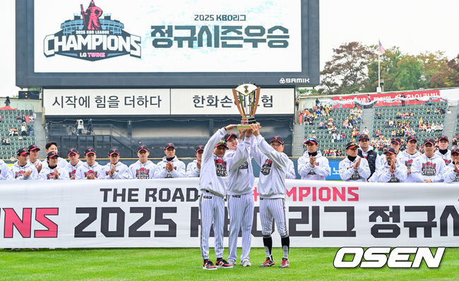 [OSEN=잠실, 박준형 기자] 26일 오후 서울 잠실야구장에서 2025 신한 SOL Bank KBO리그 포스트시즌 한국시리즈 1차전 LG 트윈스와 한화 이글스의 경기가 열렸다.LG는 앤더스 톨허스트, 한화는 문동주를 선발 투수로 내세웠다.경기 앞서 진행된 LG 정규시즌 우승 트로피 전달식에서 LG 염경엽 감독과 임찬규, 박해민이 포즈를 취하고 있다.   2025.10.26 / soul1014@osen.co.kr