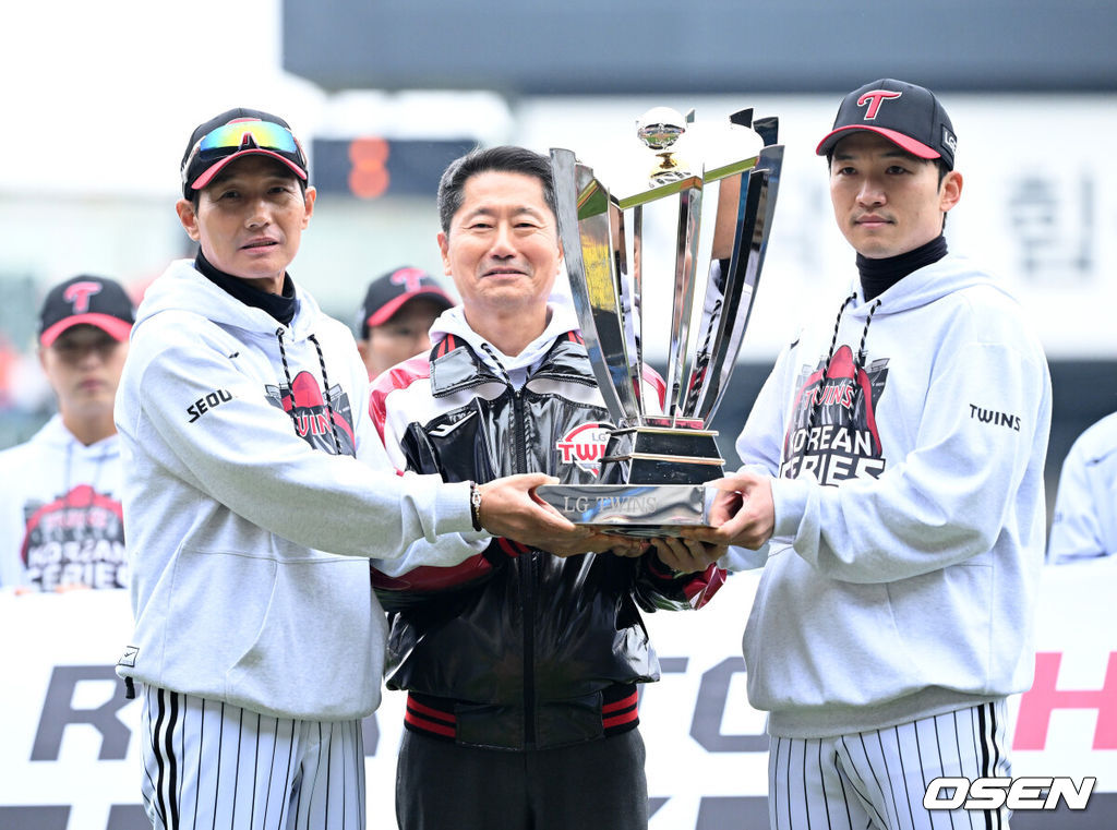 26일 오후 서울 잠실야구장에서 2025 신한 SOL Bank KBO리그 포스트시즌 한국시리즈 1차전 LG 트윈스와 한화 이글스의 경기가 열렸다.LG는 앤더스 톨허스트, 한화는 문동주를 선발 투수로 내세웠다.경기에 앞서 LG 트윈스의 정규 시즌 우승 기념 행사가 열렸다. LG 염경엽 감독, 김인석 대표이사, 박해민이 트로피를 들고 포즈를 취하고 있다.2025.10.26 /sunday@osen.co.kr