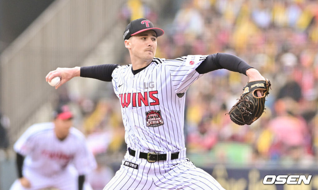 26일 오후 서울 잠실야구장에서 2025 신한 SOL Bank KBO리그 포스트시즌 한국시리즈 1차전 LG 트윈스와 한화 이글스의 경기가 열렸다.LG는 앤더스 톨허스트, 한화는 문동주를 선발 투수로 내세웠다.4회초 LG 선발투수 톨허스트가 역투하고 있다. 2025.10.26 / soul1014@osen.co.kr