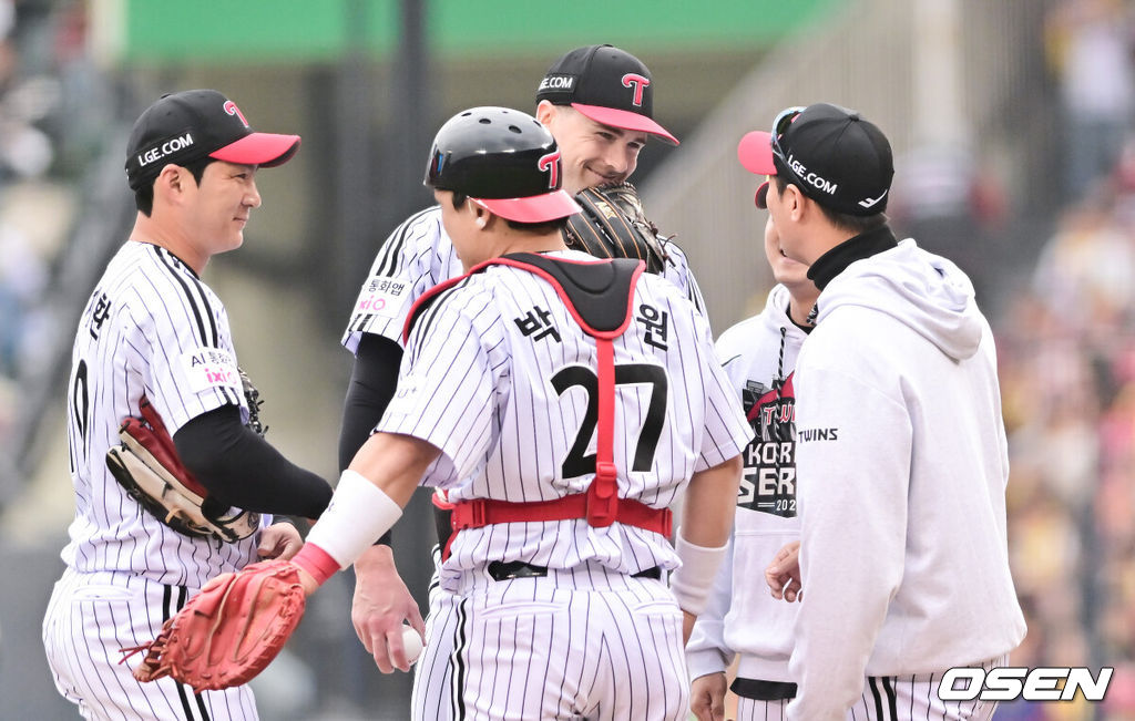 26일 오후 서울 잠실야구장에서 2025 신한 SOL Bank KBO리그 포스트시즌 한국시리즈 1차전 LG 트윈스와 한화 이글스의 경기가 열렸다.LG는 앤더스 톨허스트, 한화는 문동주를 선발 투수로 내세웠다.6회초 LG 선발투수 톨허스트가 김광삼 투수 코치와 이야기를 나누고 있다. 2025.10.26 / soul1014@osen.co.kr