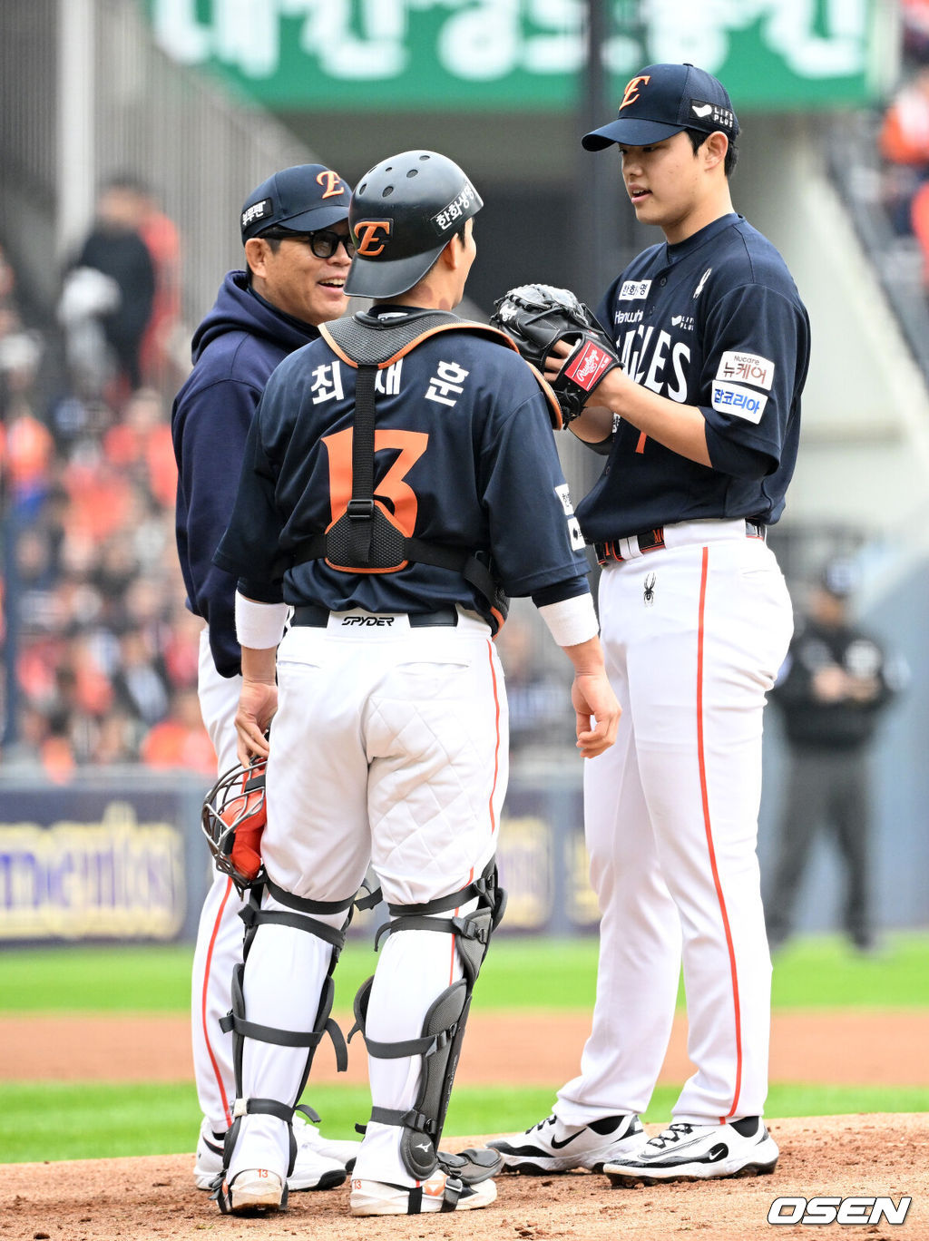 26일 오후 서울 잠실야구장에서 2025 신한 SOL Bank KBO리그 포스트시즌 한국시리즈 1차전 LG 트윈스와 한화 이글스의 경기가 열렸다.LG는 앤더스 톨허스트, 한화는 문동주를 선발 투수로 내세웠다.1회말 1사 2,3루에서 마운드를 방문한 한화 양상문 코치가 최재훈, 문동주와 이야기를 나누고 있다. 2025.10.26 /sunday@osen.co.kr