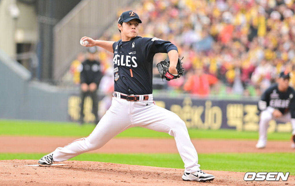 26일 오후 서울 잠실야구장에서 2025 신한 SOL Bank KBO리그 포스트시즌 한국시리즈 1차전 LG 트윈스와 한화 이글스의 경기가 열렸다.LG는 앤더스 톨허스트, 한화는 문동주를 선발 투수로 내세웠다.1회말 한화 선발투수 문동주가 역투하고 있다. 2025.10.26 / soul1014@osen.co.kr