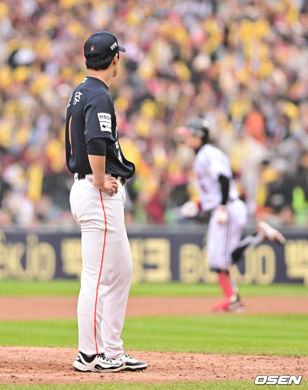 26일 오후 서울 잠실야구장에서 2025 신한 SOL Bank KBO리그 포스트시즌 한국시리즈 1차전 LG 트윈스와 한화 이글스의 경기가 열렸다.LG는 앤더스 톨허스트, 한화는 문동주를 선발 투수로 내세웠다.5회말 한화 문동주가 LG 박해민에게 솔로홈런을 허용한뒤 아쉬워하고 있다. 2025.10.26 / soul1014@osen.co.kr