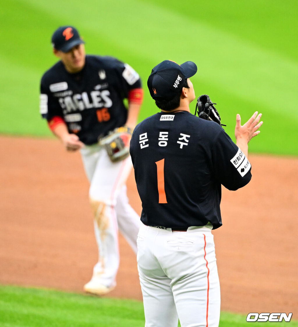 26일 오후 서울 잠실야구장에서 2025 신한 SOL Bank KBO리그 포스트시즌 한국시리즈 1차전 LG 트윈스와 한화 이글스의 경기가 열렸다.LG는 앤더스 톨허스트, 한화는 문동주를 선발 투수로 내세웠다.4회말 2사 1,3루에서 한화 문동주가 LG 구본혁을 2루 땅볼로 처리하며 박수를 치고 있다. 2025.10.26 /jpnews@osen.co.kr