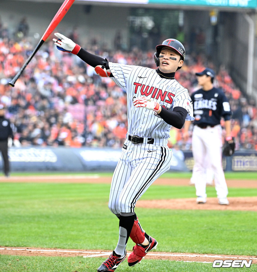 26일 오후 서울 잠실야구장에서 2025 신한 SOL Bank KBO리그 포스트시즌 한국시리즈 1차전 LG 트윈스와 한화 이글스의 경기가 열렸다.LG는 앤더스 톨허스트, 한화는 문동주를 선발 투수로 내세웠다.5회말 무사에서 LG 박해민이 우월 솔로 홈런을 치고 환호하고 있다. 2025.10.26 /sunday@osen.co.kr