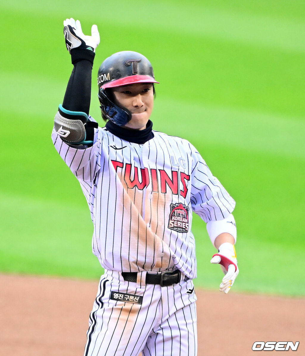 26일 오후 서울 잠실야구장에서 2025 신한 SOL Bank KBO리그 포스트시즌 한국시리즈 1차전 LG 트윈스와 한화 이글스의 경기가 열렸다.LG는 앤더스 톨허스트, 한화는 문동주를 선발 투수로 내세웠다.6회말 2사 만루에서 LG 신민재가 2타점 중전 적시타를 날리며 기뻐하고 있다. 2025.10.26 /jpnews@osen.co.kr