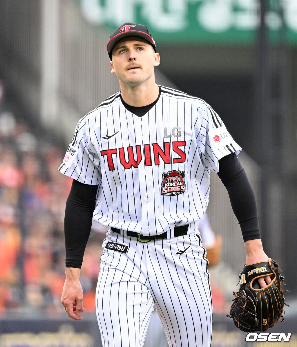 26일 오후 서울 잠실야구장에서 2025 신한 SOL Bank KBO리그 포스트시즌 한국시리즈 1차전 LG 트윈스와 한화 이글스의 경기가 열렸다.LG는 앤더스 톨허스트, 한화는 문동주를 선발 투수로 내세웠다.4회초 2사에서 LG 톨허스트가 한화 하주석을 삼진으로 처리하고 더그아웃으로 가고 있다. 2025.10.26 /sunday@osen.co.kr