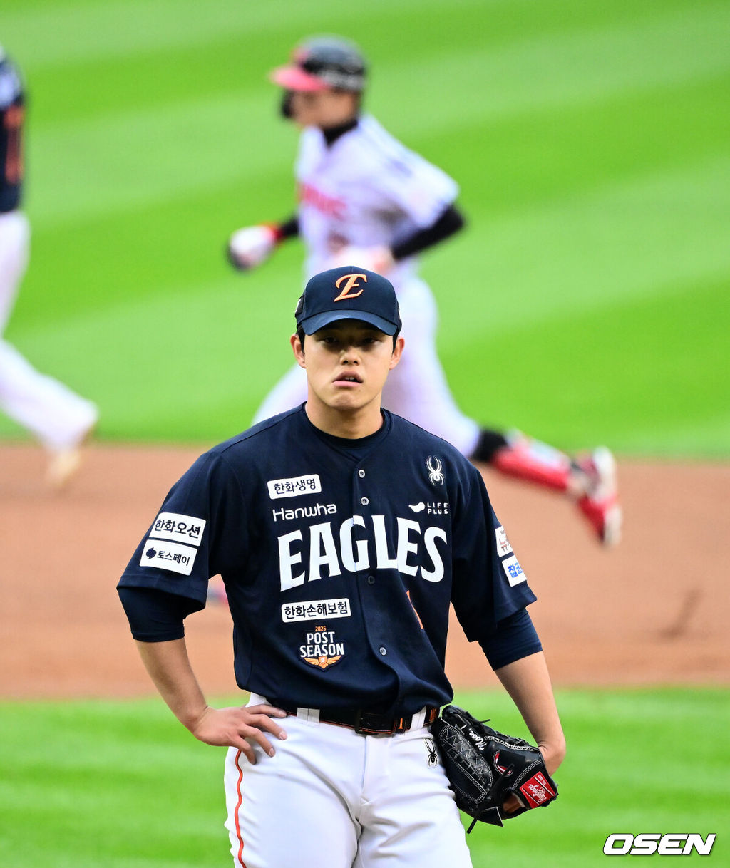 26일 오후 서울 잠실야구장에서 2025 신한 SOL Bank KBO리그 포스트시즌 한국시리즈 1차전 LG 트윈스와 한화 이글스의 경기가 열렸다.LG는 앤더스 톨허스트, 한화는 문동주를 선발 투수로 내세웠다.5회초 무사에서 한화 문동주가 LG 박해민에 좌월 솔로포를 허용하며 아쉬워하고 있다. 2025.10.26 /jpnews@osen.co.kr