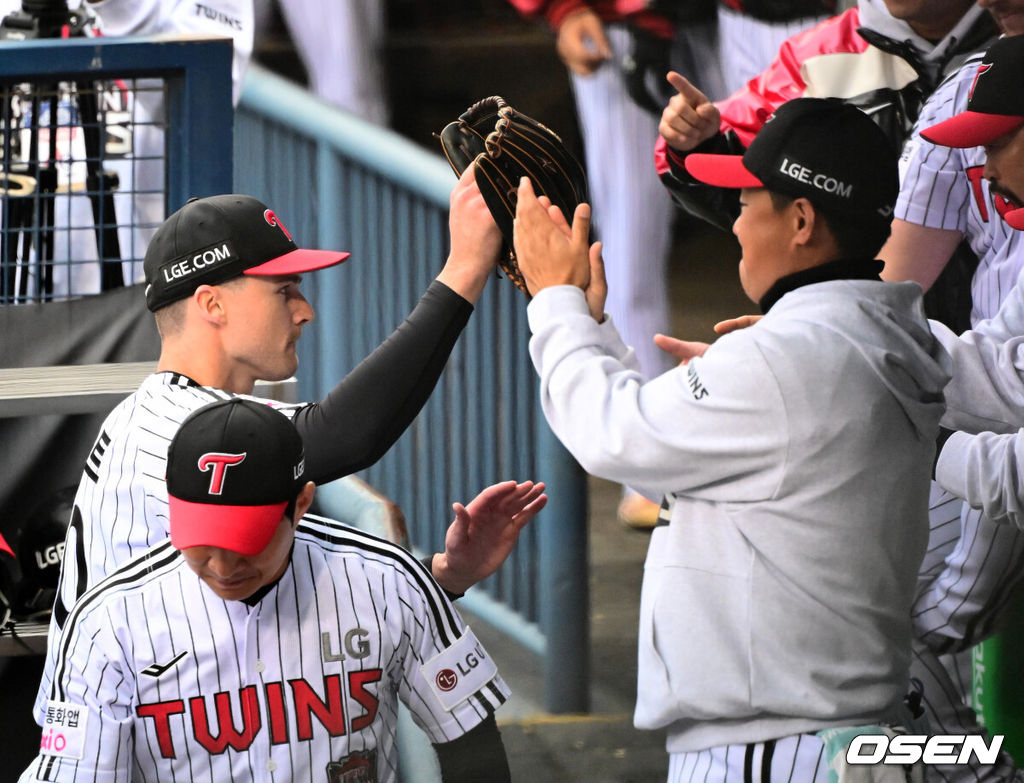 26일 오후 서울 잠실야구장에서 2025 신한 SOL Bank KBO리그 포스트시즌 한국시리즈 1차전 LG 트윈스와 한화 이글스의 경기가 열렸다.LG는 앤더스 톨허스트, 한화는 문동주를 선발 투수로 내세웠다.4회초 수비를 마친 LG 톨허스트가 더그아웃에서 동료선수들과 기뻐하고 있다. 2025.10.26 /jpnews@osen.co.kr