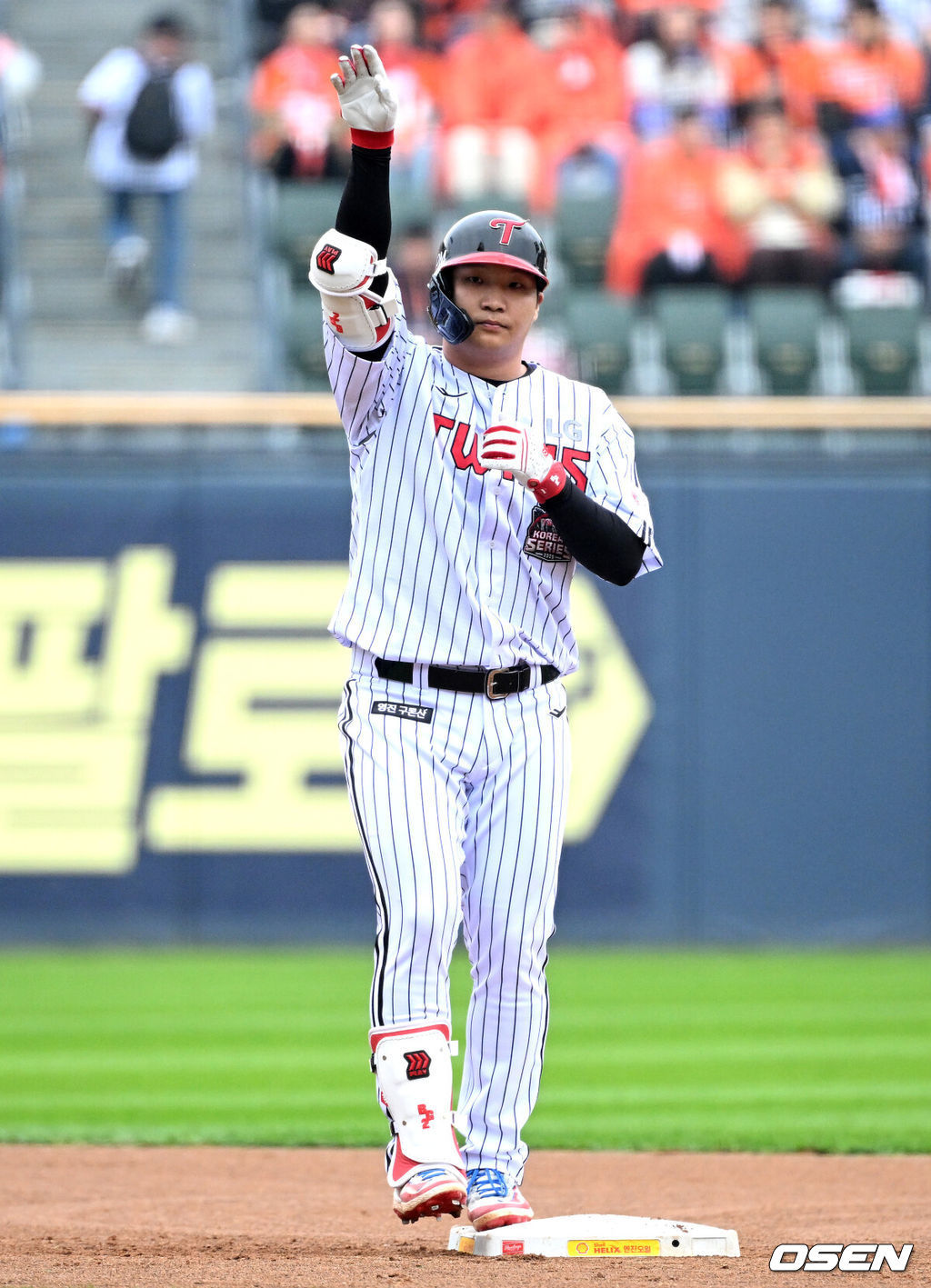 26일 오후 서울 잠실야구장에서 2025 신한 SOL Bank KBO리그 포스트시즌 한국시리즈 1차전 LG 트윈스와 한화 이글스의 경기가 열렸다.LG는 앤더스 톨허스트, 한화는 문동주를 선발 투수로 내세웠다.1회말 2사 3루에서 LG 문보경이 좌중간 적시 2루타를 치고 환호하고 있다. 2025.10.26 /sunday@osen.co.kr