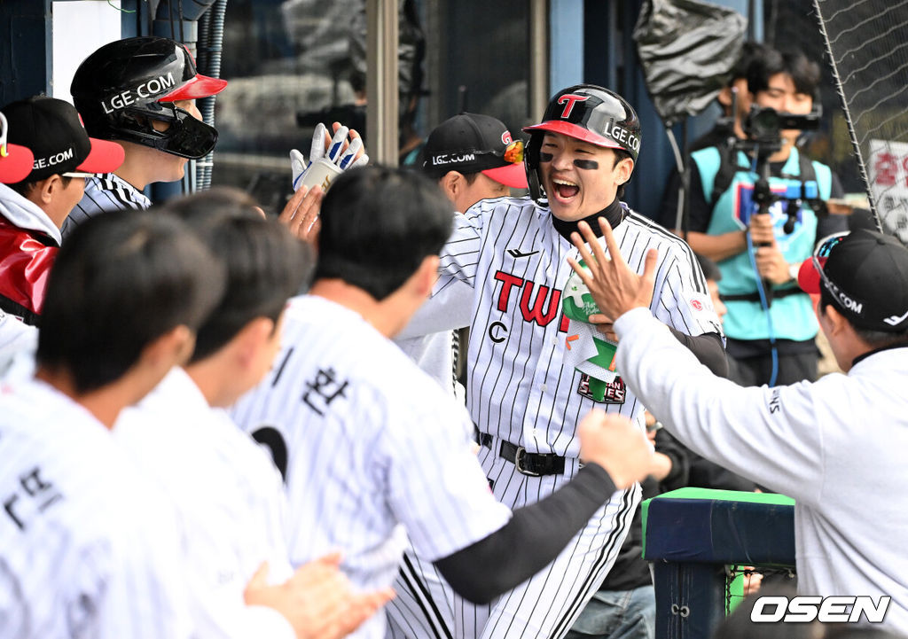 26일 오후 서울 잠실야구장에서 2025 신한 SOL Bank KBO리그 포스트시즌 한국시리즈 1차전 LG 트윈스와 한화 이글스의 경기가 열렸다.LG는 앤더스 톨허스트, 한화는 문동주를 선발 투수로 내세웠다.6회초 1사 만루에서 LG 신민재의 중전 2타점 적시타 때 홈을 밟은 박해민이 환호하고 있다. 2025.10.26 /sunday@osen.co.kr