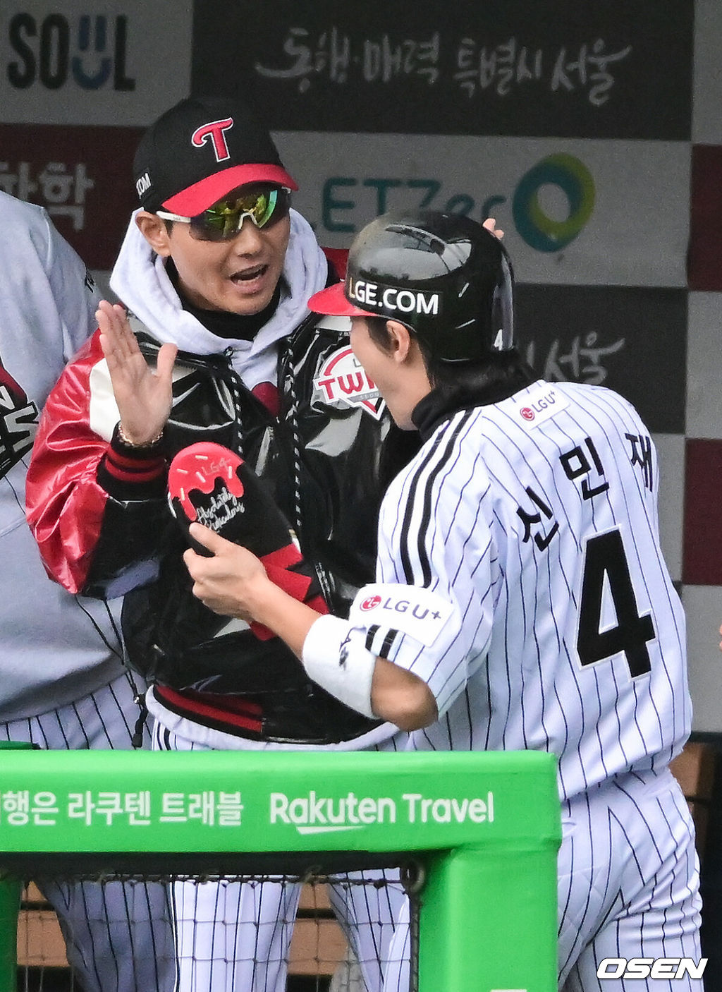 26일 오후 서울 잠실야구장에서 2025 신한 SOL Bank KBO리그 포스트시즌 한국시리즈 1차전 LG 트윈스와 한화 이글스의 경기가 열렸다.LG는 앤더스 톨허스트, 한화는 문동주를 선발 투수로 내세웠다.1회초 2사 3루 LG 문보경의 1타점 적시 2루타때 3루 주자 신민재가 홈을 밟은뒤 염경엽 감독과 하이파이브를 하고 있다.    2025.10.26 / soul1014@osen.co.kr