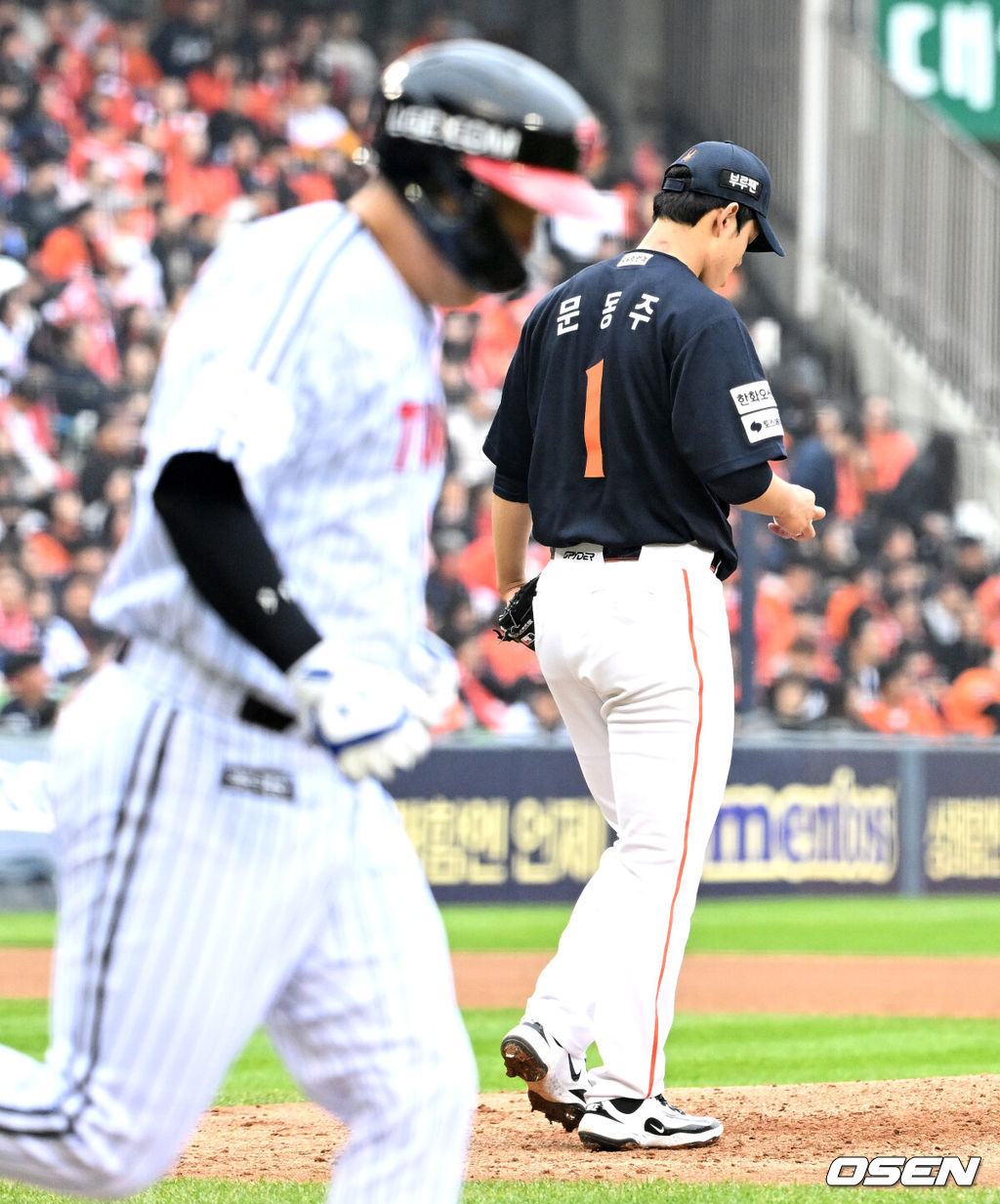 26일 오후 서울 잠실야구장에서 2025 신한 SOL Bank KBO리그 포스트시즌 한국시리즈 1차전 LG 트윈스와 한화 이글스의 경기가 열렸다.LG는 앤더스 톨허스트, 한화는 문동주를 선발 투수로 내세웠다.4회말 무사에서 한화 문동주가 LG 김현수에게 볼넷을 허용하고 있다. 2025.10.26 /sunday@osen.co.kr