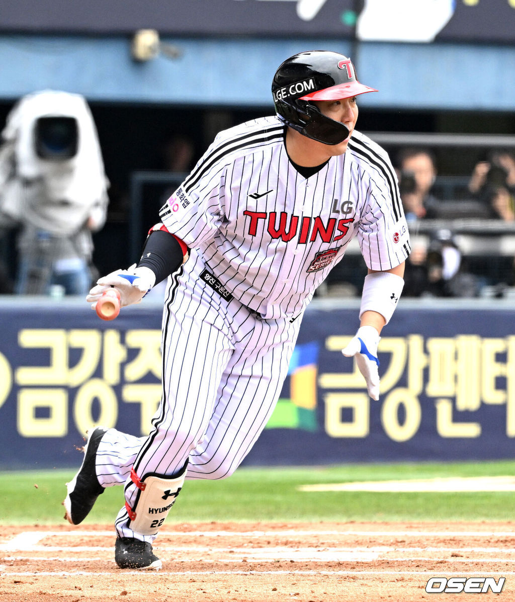 26일 오후 서울 잠실야구장에서 2025 신한 SOL Bank KBO리그 포스트시즌 한국시리즈 1차전 LG 트윈스와 한화 이글스의 경기가 열렸다.LG는 앤더스 톨허스트, 한화는 문동주를 선발 투수로 내세웠다.1회말 2사 2,3루에서 LG 김현수가 땅볼 타점을 올리고 있다. 2025.10.26 /sunday@osen.co.kr