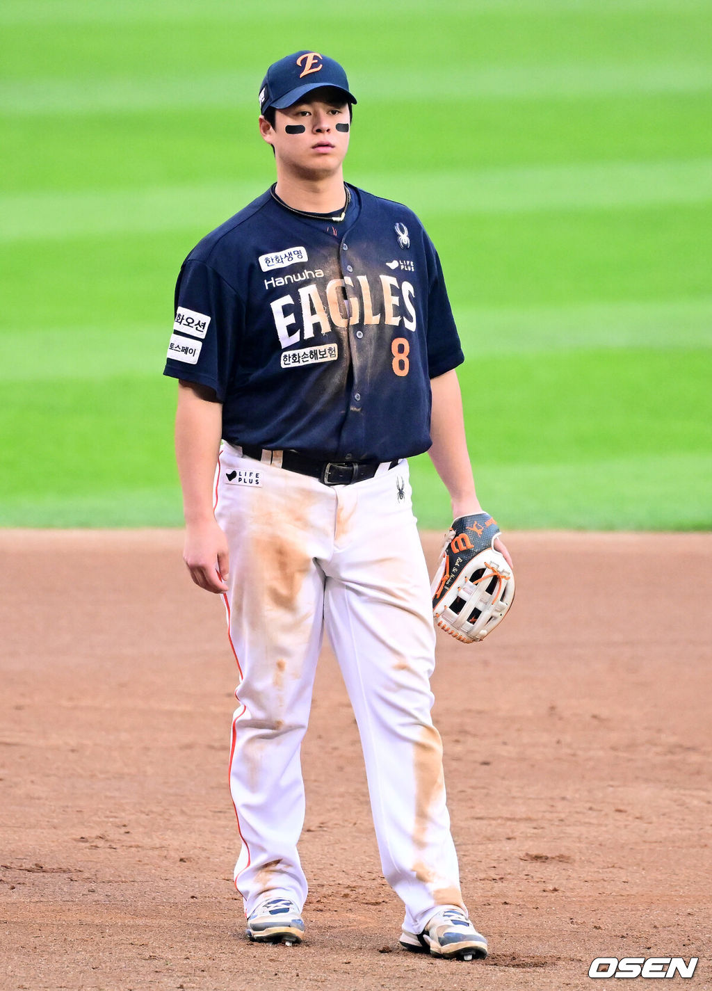 26일 오후 서울 잠실야구장에서 2025 신한 SOL Bank KBO리그 포스트시즌 한국시리즈 1차전 LG 트윈스와 한화 이글스의 경기가 열렸다.LG는 앤더스 톨허스트, 한화는 문동주를 선발 투수로 내세웠다.6회말 2사 1,2루에서 LG 홍창기가 김현수의 좌전 적시타에 홈으로 내달리다 넘어졌다. 한화 노시환이 이를 확인하지 못하고 송구를 뒤늦게 하며 아쉬워하고 있다. 2025.10.26 /jpnews@osen.co.kr